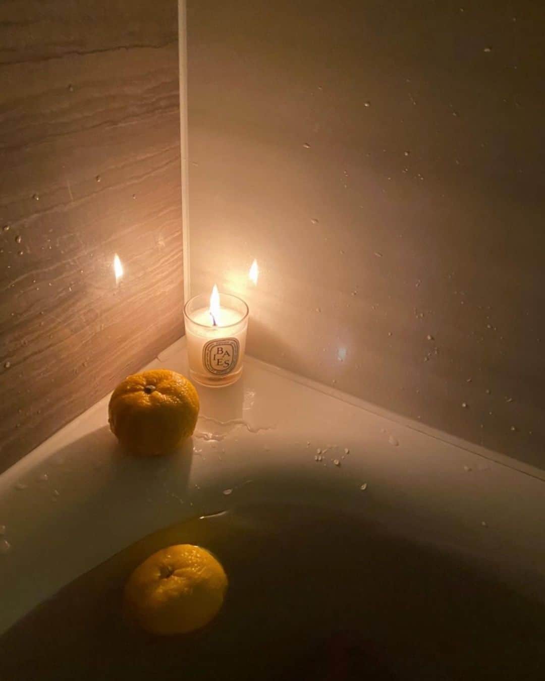 信太美月さんのインスタグラム写真 - (信太美月Instagram)「昨日は冬至🍊 今朝も柚子いれて朝風呂焚きました！」12月22日 21時10分 - shidamizuki