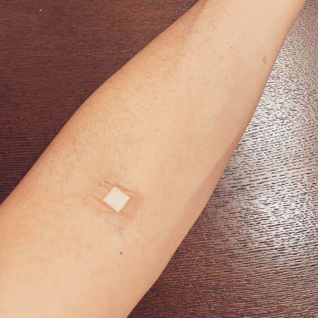 のインスタグラム：「その瞬間、皆川くんから食らったビンタを思い出したらちっとも痛くなかった。 #注射#採血」