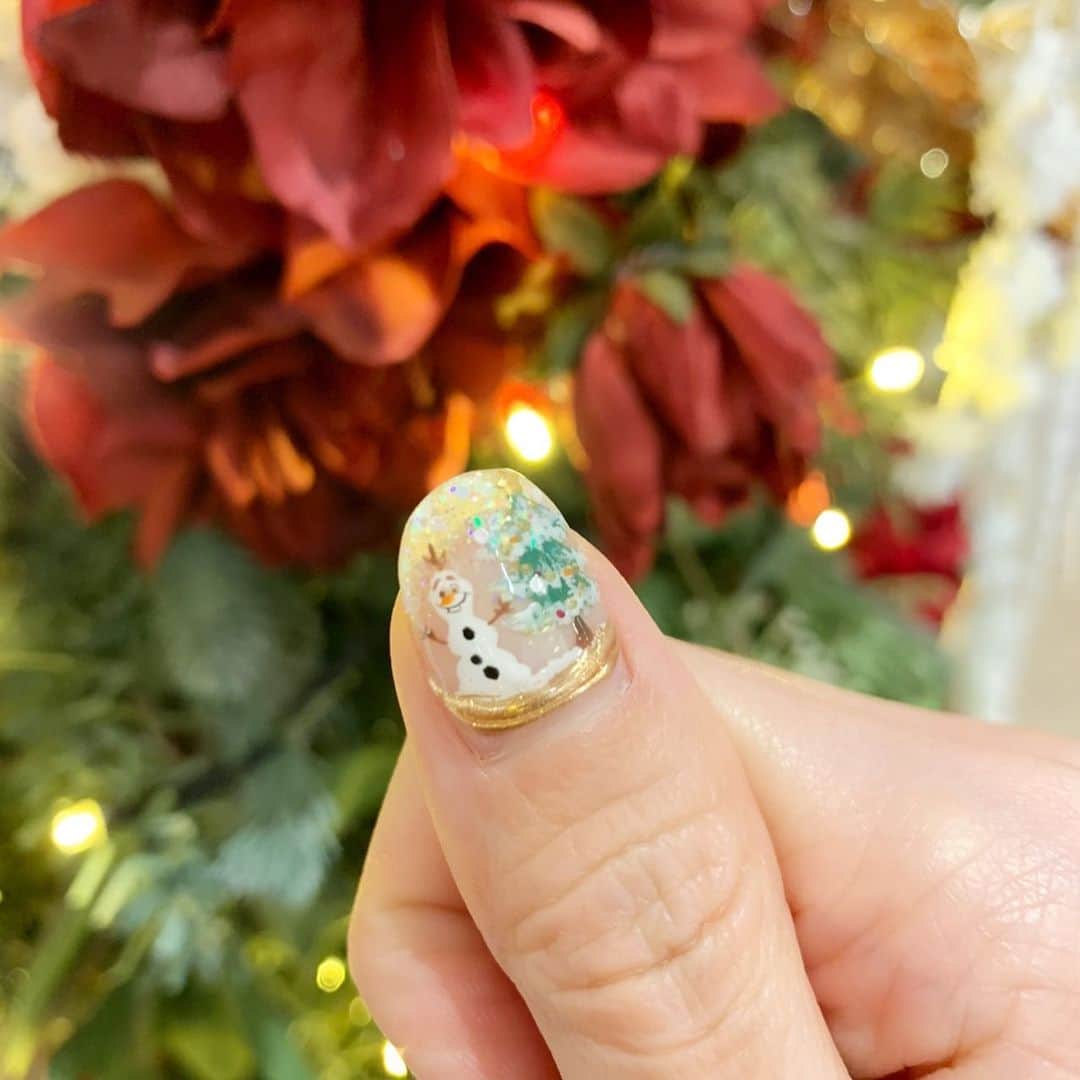 南明奈さんのインスタグラム写真 - (南明奈Instagram)「今のネイルはクリスマスネイル🎄✨ 親指をよーく見ると…⛄️⁈  #nails #ネイル　#クリスマス」12月22日 21時21分 - akinaminami