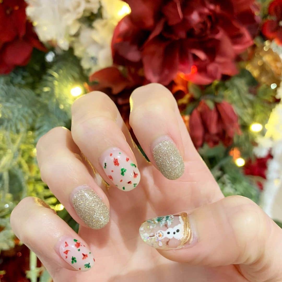 南明奈さんのインスタグラム写真 - (南明奈Instagram)「今のネイルはクリスマスネイル🎄✨ 親指をよーく見ると…⛄️⁈  #nails #ネイル　#クリスマス」12月22日 21時21分 - akinaminami