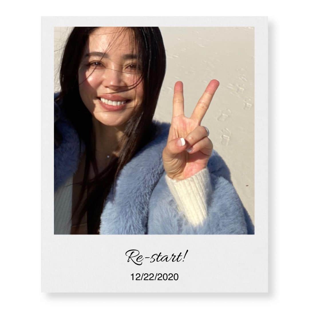 エミ ペインさんのインスタグラム写真 - (エミ ペインInstagram)「今日からRe-start！！  どんな結果に終わっても今日から リスタートすると決めてました✨  コンテストまでの3ヶ月間全速力で 走ったからこそ味わえた達成感と 燃え尽き感に思い切り浸りながら ただただ、したい事だけした 日曜からの3日間の旅行を終え 旅行から帰って来たばかりなのに 部屋をまた仕事モードに整え中😆  既にやりたい事だらけで年末までの 時間をどう過ごそうかノートに書いたり…🗒✍️  私、走ってるのが好きなんや💗 ってことも再確認  これからはもっともっと バージョンアップし続けて行きたい！  そしてそれは私一人でではなく 皆さんと一緒に💗共に💗 Together👉🏾💜👈🏻  みなさま、これからもよろしく お願いします💗  #リスタート  #今日からリスタート  #team美魔女11期生」12月22日 21時20分 - emipaine