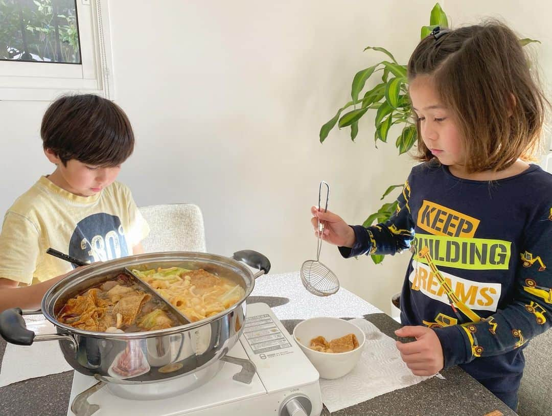 王君萍さんのインスタグラム写真 - (王君萍Instagram)「今日中午準備鴛鴦鍋🍲 湯頭是麻辣和起士口味 有個孩子一開始穿著衣服，吃到一半熱到脫光衣服😅 哥哥比較緊張 一直擔心阿弟使用網子勺撈不好 很怕他滴的到處都是😆 所以哥哥會一直問阿弟要什麼 幫他服務😄」12月22日 21時14分 - ping7446