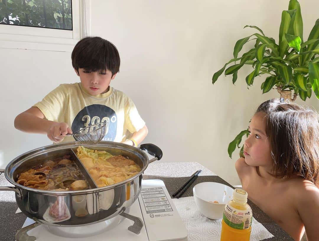 王君萍さんのインスタグラム写真 - (王君萍Instagram)「今日中午準備鴛鴦鍋🍲 湯頭是麻辣和起士口味 有個孩子一開始穿著衣服，吃到一半熱到脫光衣服😅 哥哥比較緊張 一直擔心阿弟使用網子勺撈不好 很怕他滴的到處都是😆 所以哥哥會一直問阿弟要什麼 幫他服務😄」12月22日 21時14分 - ping7446