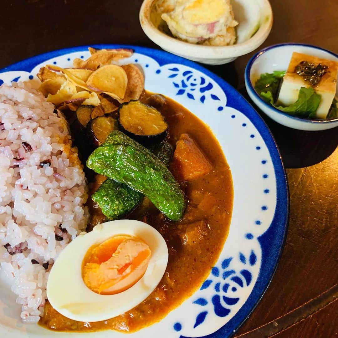 ミシェリマリコさんのインスタグラム写真 - (ミシェリマリコInstagram)「野菜カレー🍛🥦🥬  * * 自家製野菜カレー😍✨ 佐久島もんぺまるけのランチ😋✨  レトロなお店にはサザエさんのマンガも置いてあった😳✨　  デザートもジンジャーエールも自家製🥰✨  * * #佐久島 #佐久島ランチ #佐久島カフェ #佐久島の旅  #カレー #野菜カレー #自家製カレー #レトロカフェ #レトロカフェフェ巡り #野菜たっぷりランチ」12月22日 21時14分 - michellymariko