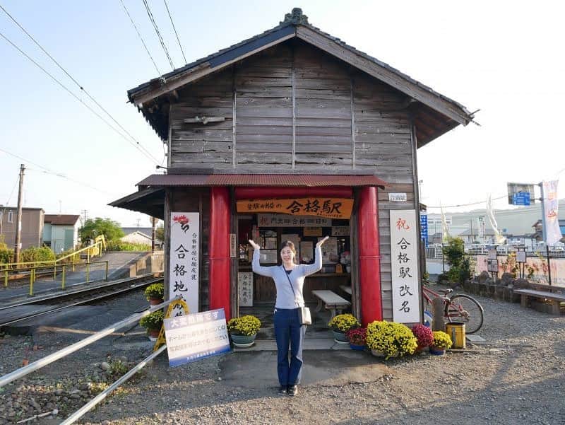 女子アナ47のインスタグラム：「こんにちは。静岡県出身の大下佳菜です。 まもなくやってくる受験シーズン。 コロナ禍での受験を控える学生のみなさんは、不安を抱えていることと思います。  静岡県島田市には、そんな受験生たちにパワーを送ってくれる（かもしれない）場所があります！ それは、先月大井川鐵道に誕生した新たな駅です。  プロフィール欄にあるURLから”47発信プロジェクト”をご覧ください！  #女子アナ47 #47発信プロジェクト #アナウンサー #静岡 #島田市 #静岡県島田市 #大井川鐵道 #新駅 #大鉄 #門出駅 #合格駅 #五和駅 #受験 #受験生 #受験シーズン #SL #蒸気機関車 #静岡県出身 #鉄道好き #travel #trip」