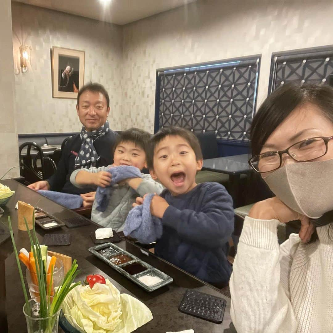 生島早織さんのインスタグラム写真 - (生島早織Instagram)「パパが2週間のホテル生活を終え、子供達に会う事が出来ました😃  みんなテンション高〜い😍  ホテルから出て来た日の夜は、じーじのお店で〜🍽  パパは、ビール🍺ビール🍺日本酒🍶ビール🍺  子供達も食べる食べる〜😄  久々に家族揃っての食事を楽しみました〜😄  じーじ、ばーば、お店のみんなありがとう😊  #双子育児 #双子ママ #双子パパ #家族みずいらず  #藍亭 #一時帰国 #隔離明け #獺祭」12月22日 21時18分 - saori.ikushima