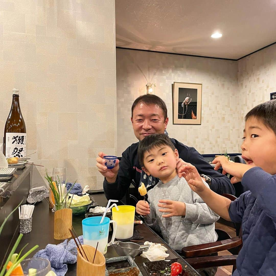 生島早織さんのインスタグラム写真 - (生島早織Instagram)「パパが2週間のホテル生活を終え、子供達に会う事が出来ました😃  みんなテンション高〜い😍  ホテルから出て来た日の夜は、じーじのお店で〜🍽  パパは、ビール🍺ビール🍺日本酒🍶ビール🍺  子供達も食べる食べる〜😄  久々に家族揃っての食事を楽しみました〜😄  じーじ、ばーば、お店のみんなありがとう😊  #双子育児 #双子ママ #双子パパ #家族みずいらず  #藍亭 #一時帰国 #隔離明け #獺祭」12月22日 21時18分 - saori.ikushima