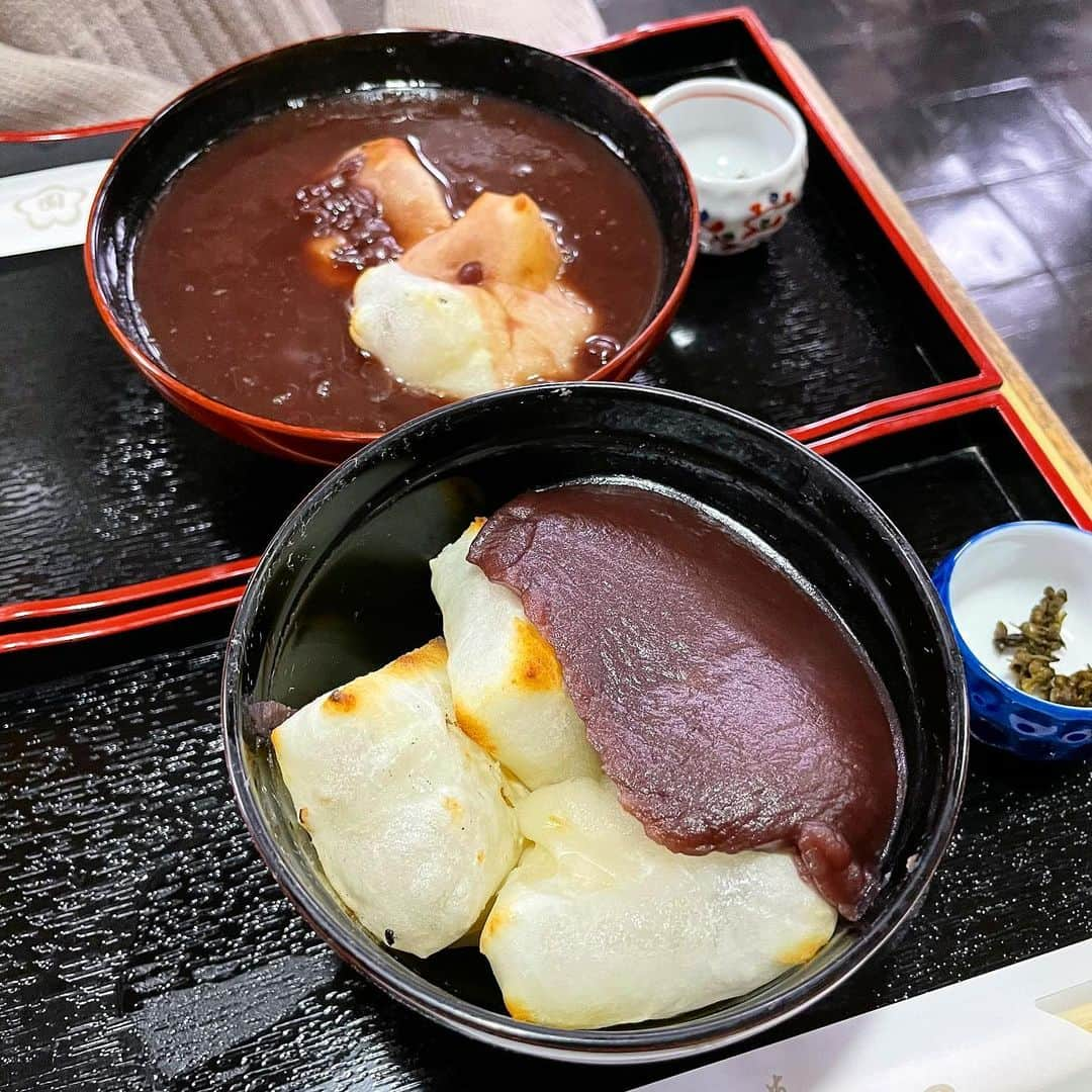 りょうくんグルメさんのインスタグラム写真 - (りょうくんグルメInstagram)「【浅草 梅園】 お餅びよーん！！！ 浅草でお餅を食べるならここ！！！ ⠀ 🏠#浅草 #梅園 🚶‍♂️東京メトロ銀座線　浅草駅（６番出口）徒歩3分 📖田舎しるこ・つぶあん(¥770) 餅ぜんざい(¥770) ⠀ あんこたっぷりだしめっちゃ濃い！甘い！！！ あんこうますぎてびびる！！！ ⠀ 餅めっちゃのびる！ 焼き目のとこうま！ どんってくる！お腹いっぱいになる！ ⠀ どちらもお茶付き。 お茶つくの嬉しい。お茶はおかわりできる。  ⠀ これまじうまいわ。 家で食べるおしるこじゃなかった あんこがレベチ。ずっとおいしいおいしい騒ぎながら食べてた。 ⠀ 店内は席数多め。 客層は家族連れも多く、年齢層は高めだけど若者もいる。 おひとり様も余裕。 一年中お雑煮も食べられるお店。 あわぜんざいが一番有名。 ここまじで激推し。 ⠀ 浅草行ったら食べるしかないよ！ ⠀  10:00～19:00（L.O　18：30）  東京都台東区浅草1-31-12」12月22日 21時19分 - uryo1113