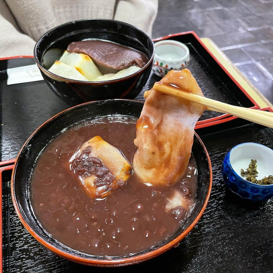 りょうくんグルメさんのインスタグラム写真 - (りょうくんグルメInstagram)「【浅草 梅園】 お餅びよーん！！！ 浅草でお餅を食べるならここ！！！ ⠀ 🏠#浅草 #梅園 🚶‍♂️東京メトロ銀座線　浅草駅（６番出口）徒歩3分 📖田舎しるこ・つぶあん(¥770) 餅ぜんざい(¥770) ⠀ あんこたっぷりだしめっちゃ濃い！甘い！！！ あんこうますぎてびびる！！！ ⠀ 餅めっちゃのびる！ 焼き目のとこうま！ どんってくる！お腹いっぱいになる！ ⠀ どちらもお茶付き。 お茶つくの嬉しい。お茶はおかわりできる。  ⠀ これまじうまいわ。 家で食べるおしるこじゃなかった あんこがレベチ。ずっとおいしいおいしい騒ぎながら食べてた。 ⠀ 店内は席数多め。 客層は家族連れも多く、年齢層は高めだけど若者もいる。 おひとり様も余裕。 一年中お雑煮も食べられるお店。 あわぜんざいが一番有名。 ここまじで激推し。 ⠀ 浅草行ったら食べるしかないよ！ ⠀  10:00～19:00（L.O　18：30）  東京都台東区浅草1-31-12」12月22日 21時19分 - uryo1113