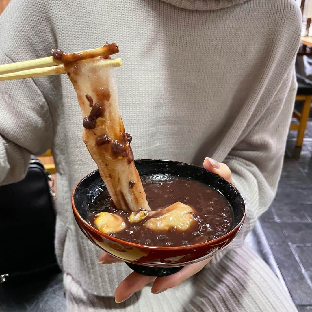 りょうくんグルメさんのインスタグラム写真 - (りょうくんグルメInstagram)「【浅草 梅園】 お餅びよーん！！！ 浅草でお餅を食べるならここ！！！ ⠀ 🏠#浅草 #梅園 🚶‍♂️東京メトロ銀座線　浅草駅（６番出口）徒歩3分 📖田舎しるこ・つぶあん(¥770) 餅ぜんざい(¥770) ⠀ あんこたっぷりだしめっちゃ濃い！甘い！！！ あんこうますぎてびびる！！！ ⠀ 餅めっちゃのびる！ 焼き目のとこうま！ どんってくる！お腹いっぱいになる！ ⠀ どちらもお茶付き。 お茶つくの嬉しい。お茶はおかわりできる。  ⠀ これまじうまいわ。 家で食べるおしるこじゃなかった あんこがレベチ。ずっとおいしいおいしい騒ぎながら食べてた。 ⠀ 店内は席数多め。 客層は家族連れも多く、年齢層は高めだけど若者もいる。 おひとり様も余裕。 一年中お雑煮も食べられるお店。 あわぜんざいが一番有名。 ここまじで激推し。 ⠀ 浅草行ったら食べるしかないよ！ ⠀  10:00～19:00（L.O　18：30）  東京都台東区浅草1-31-12」12月22日 21時19分 - uryo1113