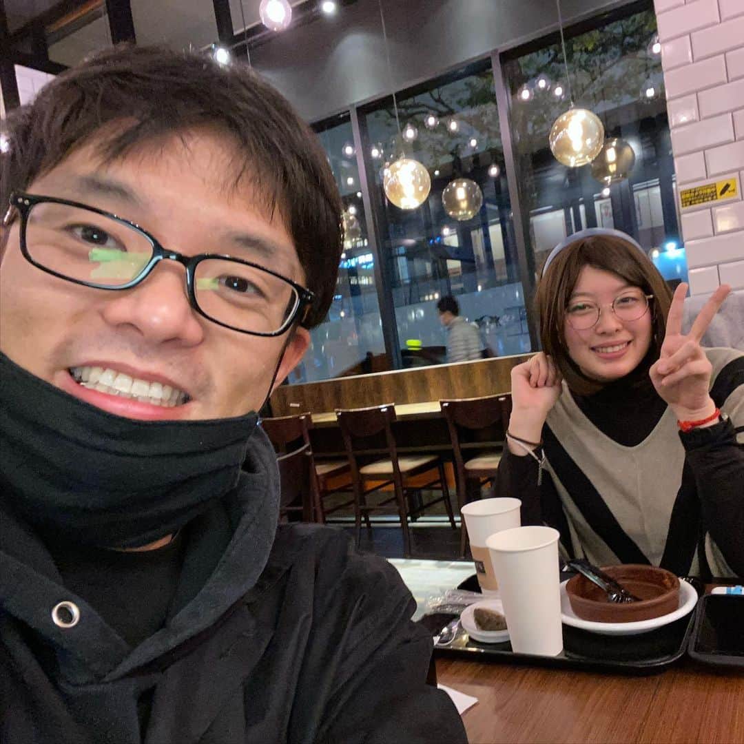 鮫島一六三のインスタグラム：「#鮫島一六三を誘ってください  67人目！  レオンさん！  なんだか長い知り合いなんですが、  とある仕事現場で顔を合わして挨拶するぐらいの方。  こんなにお話ししたのは初めてでした！  ぜーんぜん思っていたイメージと違ってたことがたくさんで面白かったっす！  ありがとうございました！  鮫島が100人とお茶しようとしているこの企画。 ただいま受付はストップしております！  お返事待ちの方！いましばらくお待ちください！  お返事待ちの方終了ののち、 受付再開いたします！  100人まで、あと33人！  【鮫島をお誘いできる方】  男性 女性 ファン 身内 クライアント的な方 ただ暇な方 他 応相談  未成年、反社のかた、鮫島に殺意を覚えてる方はNG！！！！  【お茶する時間】  だいたい30分ぐらい！  【お会いする際の私の感染症対策】  ・ちゃんとマスクしてお話しします。  ・席は対面はなるべく避け、互い違いになるようにします。  ・お会いする前に必ず手は洗います。  気をつけております。まだ何かこれしたほうがいい、などありましたらおっしゃってくださーい！  #鮫島一六三を誘ってください  【お茶代】  割り勘！！！！！ 奢りません！！！！  【お写真顔出し】 許可をいただいてます。  ※急な仕事、子供が熱出した、などで、行けなくなる場合があります！  芸能、家族が優先なのでそこはご理解ください！すみません！  それでもよかったらお茶に「鮫島一六三を誘ってください」  お誘いはこちらから。  ・banbanbansame@gmail.com ・ツイッターアカウントDM ・InstagramDM ・Facebookメッセンジャー ・LINE知ってる人はそのままLINEでもいいよ！  しばらくしたら受付再開します！  #ソーシャルディスタンス #covod19  #トーク #おしゃべり #tea #コミュニケーション #BANBANBAN #鮫島一六三 #アニソンディスコ #お笑い好きな人と繋がりたい  #吉本興業 #dj #ボディペイントアーティスト」