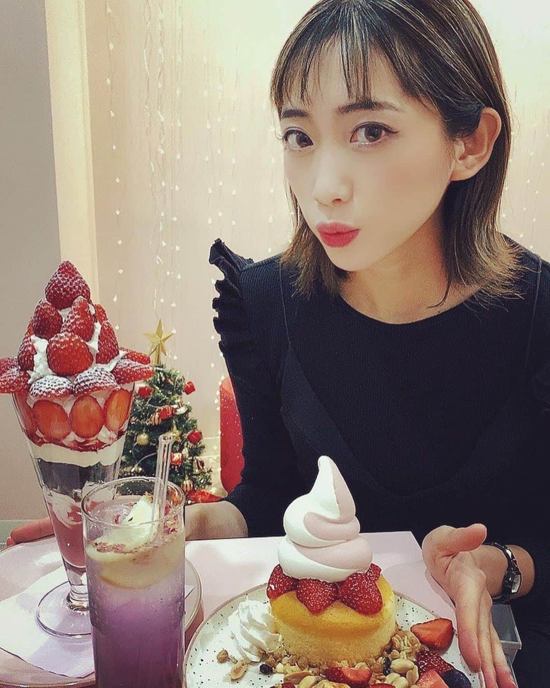 MIAKAさんのインスタグラム写真 - (MIAKAInstagram)「とてつもなく行ってみたかった @cafe17f さんに行ってきました😍テンション上がります‼︎ ・ 30センチの#いちごパフェ と#釜焼きパンケーキ を頂きました💗お口の中が幸せになりましたw ・ 因みに、このパフェもパンケーキもひとりでほぼ食べましたw ほんと食べすぎw ・ ・ Photo by @mizukitama  にくまんちゃんはカメラマンをしに来てくれた感じとなりましたw ・ ・ ・ #cafe17f #早稲田スイーツ #早稲田カフェ #いちごスイーツ #インスタ映えスイーツ #インスタ映え #pr #とちおとめ #苺🍓 #大好き❤ #30cm #苺パフェ #パンケーキ🥞 #スイーツグラム #スイーツデ部 #スイーツタイム #スイーツ写真 #スイーツカフェ #yummysweets #strowberry🍓 #sweetsgram #sweetstime  #sweetspic #sweetsparadise」12月22日 21時25分 - miaka.jp