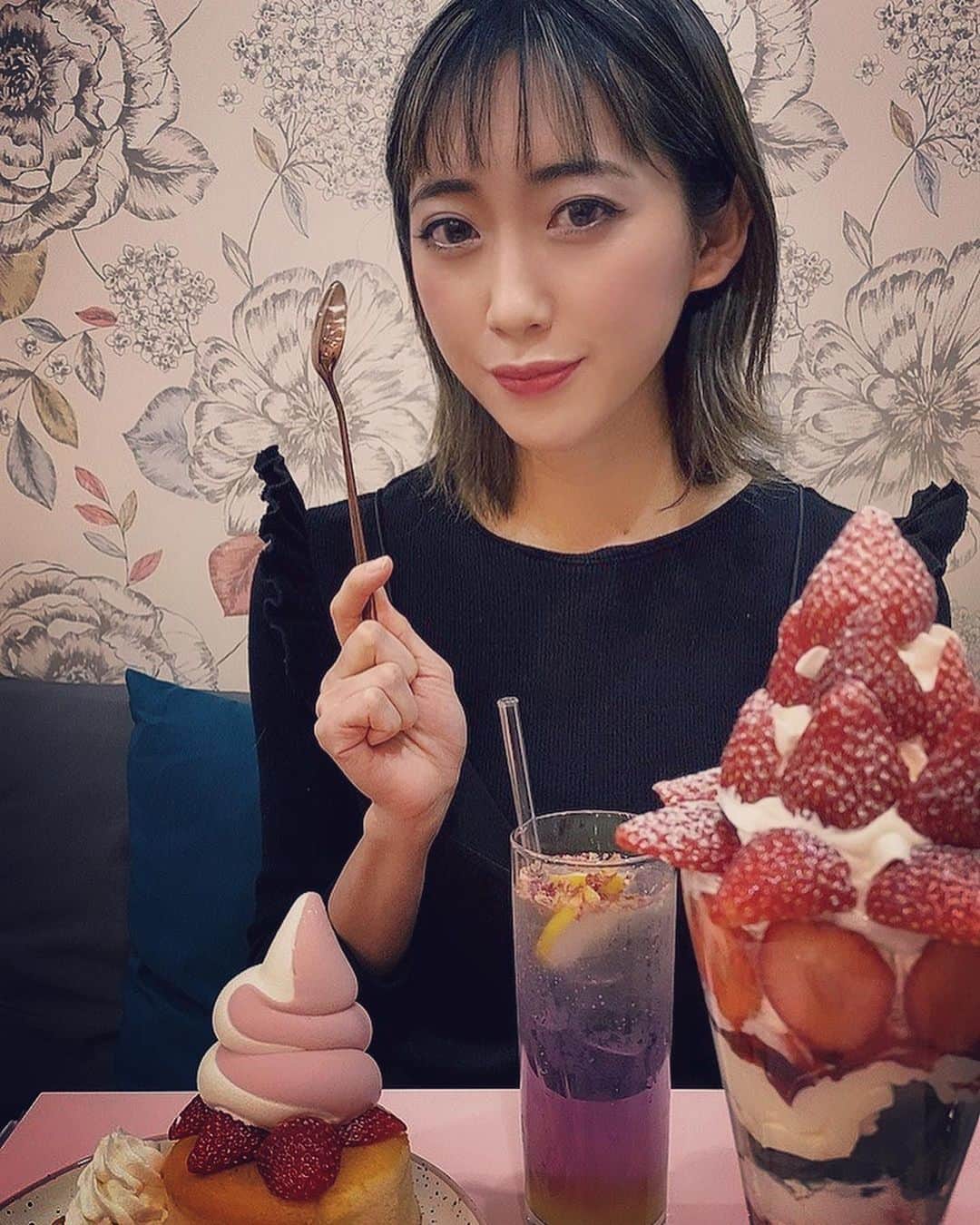 MIAKAさんのインスタグラム写真 - (MIAKAInstagram)「とてつもなく行ってみたかった @cafe17f さんに行ってきました😍テンション上がります‼︎ ・ 30センチの#いちごパフェ と#釜焼きパンケーキ を頂きました💗お口の中が幸せになりましたw ・ 因みに、このパフェもパンケーキもひとりでほぼ食べましたw ほんと食べすぎw ・ ・ Photo by @mizukitama  にくまんちゃんはカメラマンをしに来てくれた感じとなりましたw ・ ・ ・ #cafe17f #早稲田スイーツ #早稲田カフェ #いちごスイーツ #インスタ映えスイーツ #インスタ映え #pr #とちおとめ #苺🍓 #大好き❤ #30cm #苺パフェ #パンケーキ🥞 #スイーツグラム #スイーツデ部 #スイーツタイム #スイーツ写真 #スイーツカフェ #yummysweets #strowberry🍓 #sweetsgram #sweetstime  #sweetspic #sweetsparadise」12月22日 21時25分 - miaka.jp
