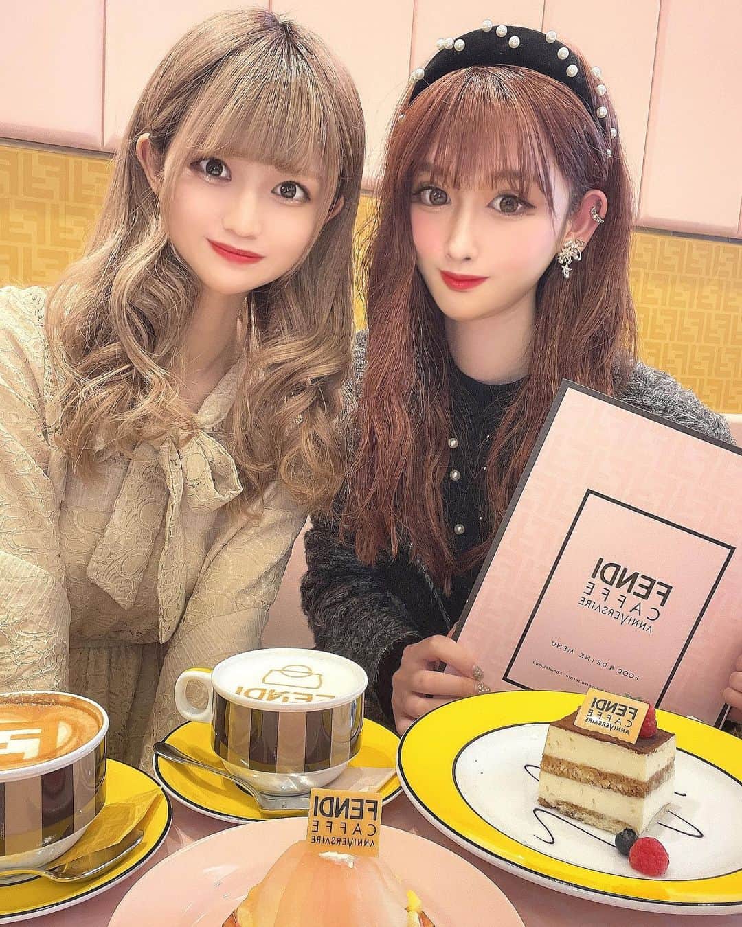 のインスタグラム：「・ ・ FENDIカフェで女子会🧸🎀 ・ 前日にアリスさんとホテル女子会でお泊まりした後に 次の日はFENDIカフェに一緒に行ってきたよ😚♡ 待ち時間も沢山お話してたから順番あっという間だった!! 可愛いありすさんとカフェ活する事が出来て嬉しかったな~🍓 またカフェ巡りいきましょう♪♪ ・ #fendiカフェ #フェンディカフェ #表参道カフェ  #fendi #fendicafe #期間限定スイーツ #量産型コーデ」