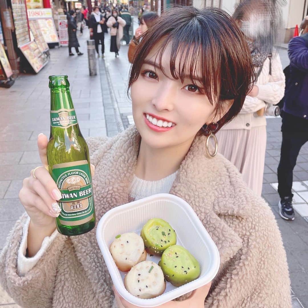 のインスタグラム：「食べ歩き🍥 . 横浜中華街で大好きな焼き小籠包❤️ 中華街来たら必ず食べる！！ 中から肉汁がぶあああああ . ここ１年くらいでビールも飲めるようになった🍻美味しかった😘 . . #中華街　#横浜グルメ #横浜中華街 #横浜観光 #横浜中華街食べ歩き #神奈川観光 #神奈川グルメ #食べ歩き　#食べ歩きグルメ #食べ歩きの旅 #小籠包　#焼き小籠包」