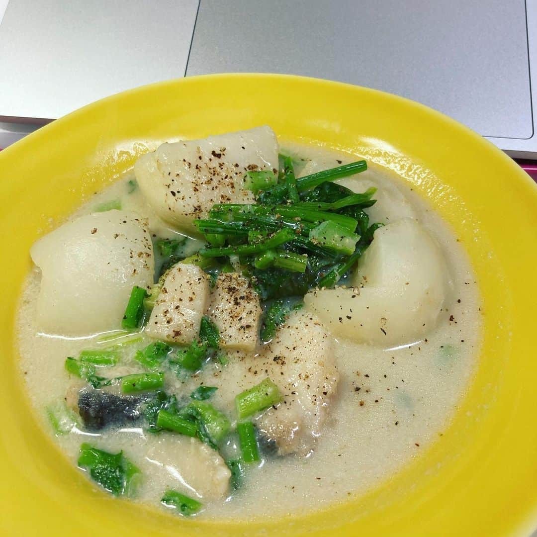 久保ミツロウのインスタグラム：「湯豆腐した時の残り汁を雑炊用に保存。結局タラとホタテ貝柱をバターで炒めてカブと一緒に煮込みました。昼に茹でたほうれん草も追加。カブが一番美味しかった。(この後残りもう一皿分追加で食べて晩御飯終了) 昨日から煮込みまくった牛すじのトマト煮込みは煮込みすぎて結局カレーに(間違い無く美味しい)。 冬至なのでかぼちゃも鶏肉と煮たけど見事に煮崩れ(めちゃくちゃ美味しい)。 先日は頂いた立派な山芋をすり下ろして干した白菜と共にお味噌汁に(激烈美味しい)。立派な山芋はよく固まる。 手作りシュトーレンも頂いたので、クリスマスまで大事に食べます🎅🏻」