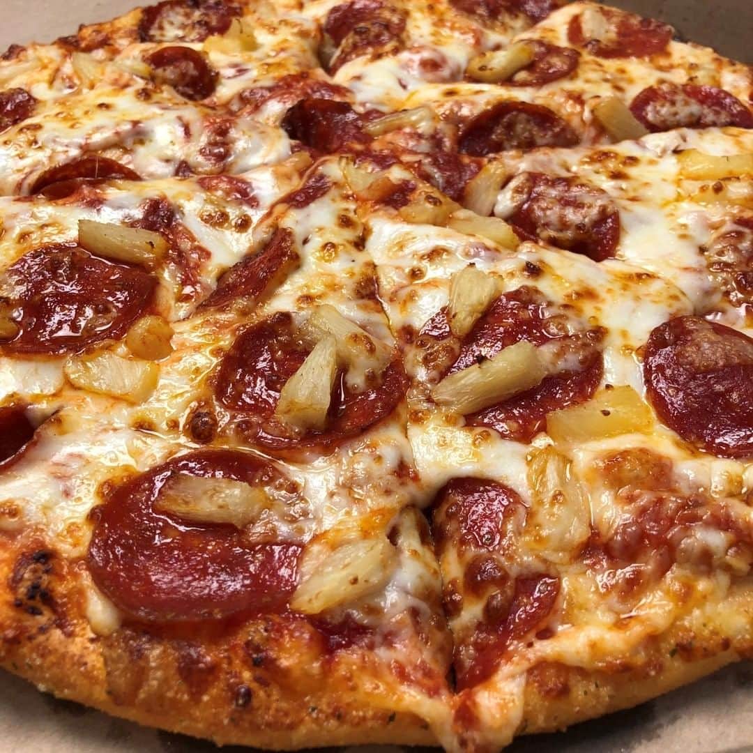 Domino's Pizzaさんのインスタグラム写真 - (Domino's PizzaInstagram)「Which pepperoni pair speaks to you: pep + bacon, pep + pineapple, or pep + ham?」12月23日 3時01分 - dominos