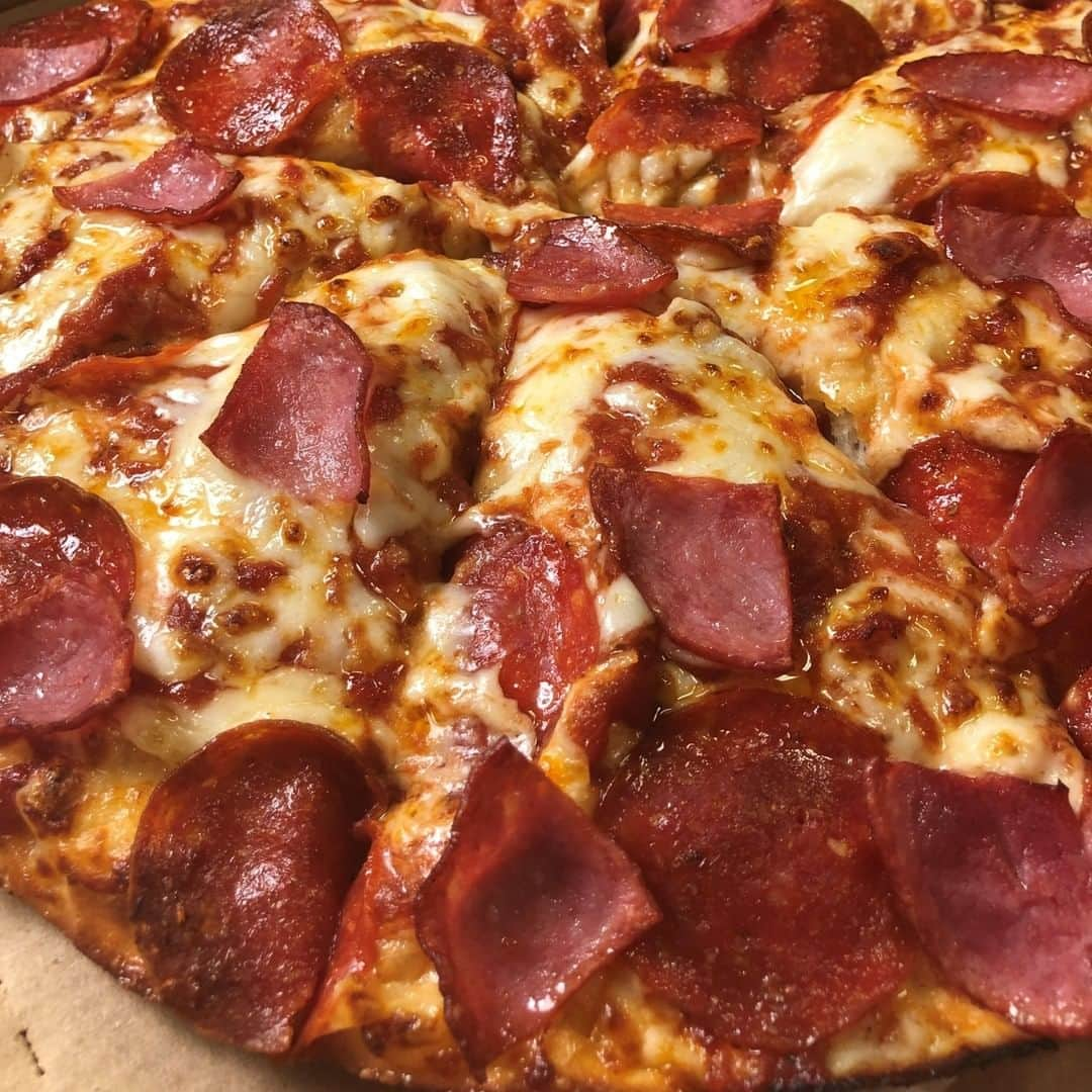 Domino's Pizzaさんのインスタグラム写真 - (Domino's PizzaInstagram)「Which pepperoni pair speaks to you: pep + bacon, pep + pineapple, or pep + ham?」12月23日 3時01分 - dominos