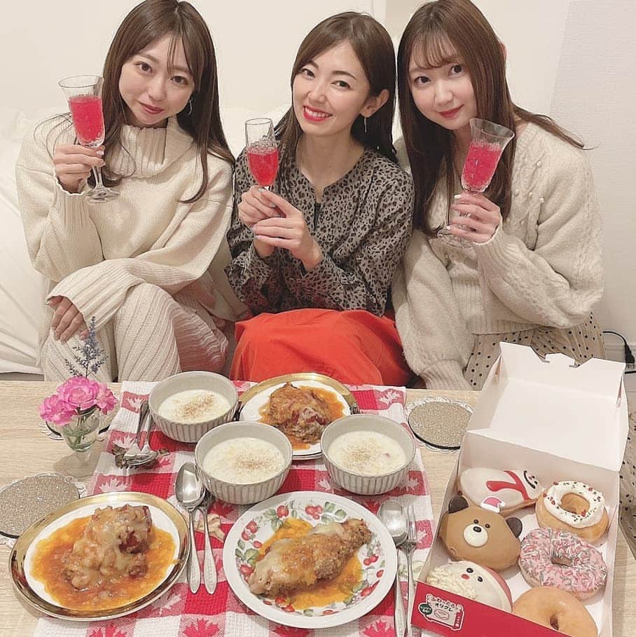 杉山由紀子のインスタグラム：「Xmas party🎄 *  外でご飯しよーって感じだったのが、 急遽おうちごはんに❤ * みんなでご飯つくったり、 たくさんお話できてたのしかったー✨✨ * おうちで美味しいご飯食べてゆっくりが1番❤ * 二人が買ってきてくれたクリスピークリームのXmas限定のが可愛すぎて❤❤❤ * この日のメイク&コーデはXmasっぽく♫ * 肌はなんとNoファンデ❣ スリーピングマスクの威力をほんとに思い知らされる(笑) * グロウのプライマーをしっかりめに♫ つやつやに仕上げました✨ * アイメイク、リップは上海edition♫ スパイスレッドは本当におすすめ❤ * リップ強めなのでアイメイクは軽くで♫♫♫ * * #Xmas #クリスマス #クリスマスメイク #メイク #パーティー #ホームパーティー #クイーンクック #cook #クリスマス限定 #クリスピークリームドーナツ」
