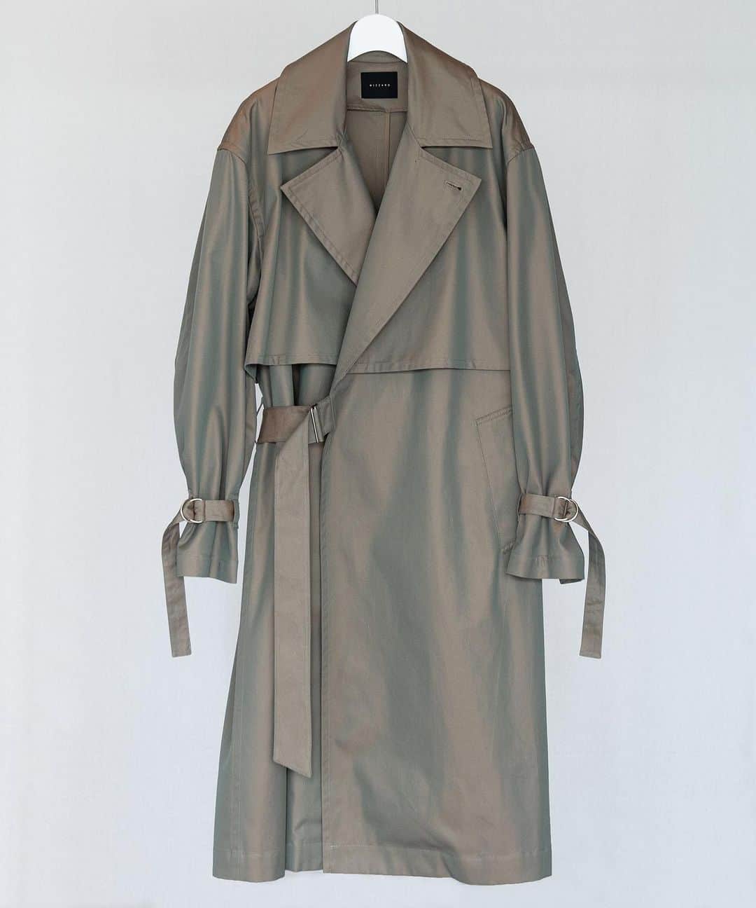 ウィザードのインスタグラム：「2021 SPRING SUMMER COLLECTION  “SCREAMING LIFE"  TILOCHEN COAT  60/2インド長綿を使用した高密度撥水ギャバは、高級感あるツイル目とハリ感を持たせています。 その為、薄手でありながらもコートのシルエットをキープします。 ウェストと袖口にあるアジャストベルトはシルエットにニュアンスをつけます。 絶妙な生地の厚さはインナーのチョイスで季節を選ばずバリエーションの組みやすいコートです。 撥水機能も備わっております。  #wizzard_fac #wizzard #fashion #tokyofashion #streetfashion #fashionphoto #designersbrand #domesticbrand #mensfashion #2021ss #ウィザード #タイロッケンコート  #コート #ファッションブランド  #メンズファッション」