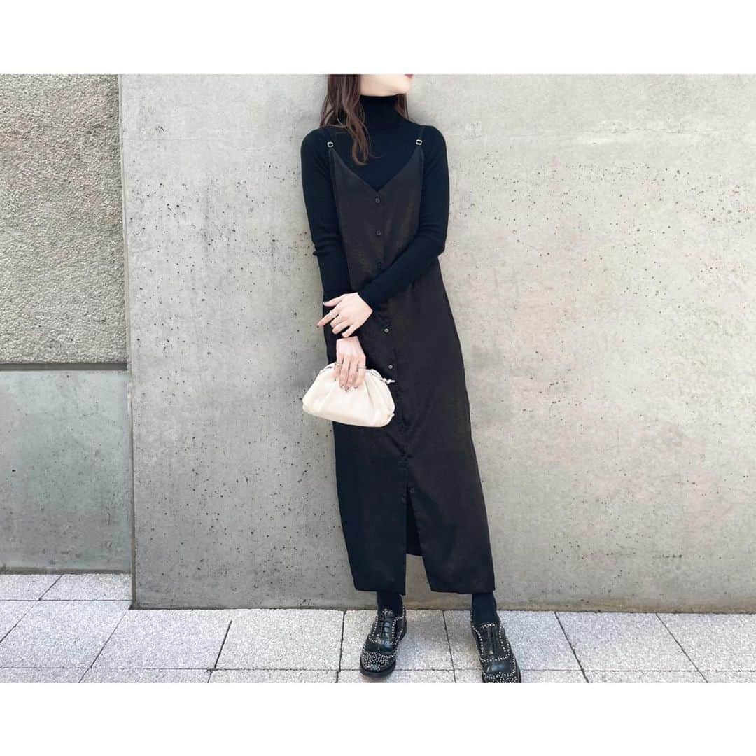 kumiのインスタグラム：「🎄🍽 style.  女性らしいラインを引き出してくれるキャミワンピに タートルニットをレイヤード。  チャーチのローファーはここぞ！ と言う時に履いてる☺︎♡  knit #uniqlo one-piece 以前のコラボのもの shoes #churchs bag #bottegaveneta」