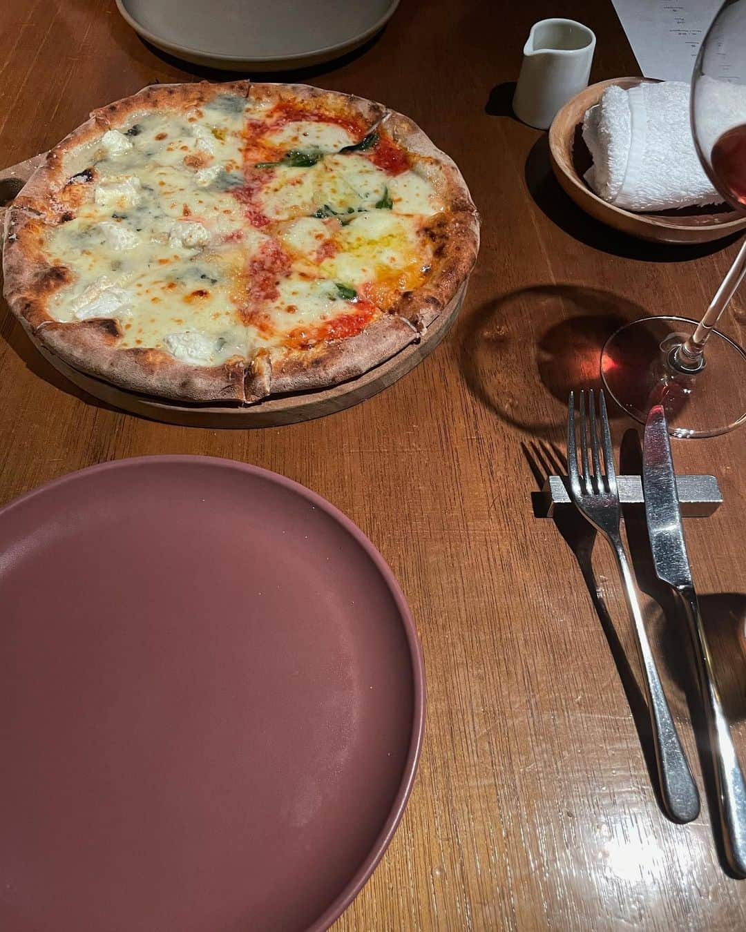 芽朗さんのインスタグラム写真 - (芽朗Instagram)「歳をとることが年々楽しみになってる。有難うに溢れるのってすごく幸せなことだなぁ。🐟  お料理は勿論、今まで私が体験したワインのペアリングの中で一番美味しかった… 幸せ。 (コースで🍕を食べたのも初めて。素晴らしかった」12月22日 21時31分 - mellowfukushima