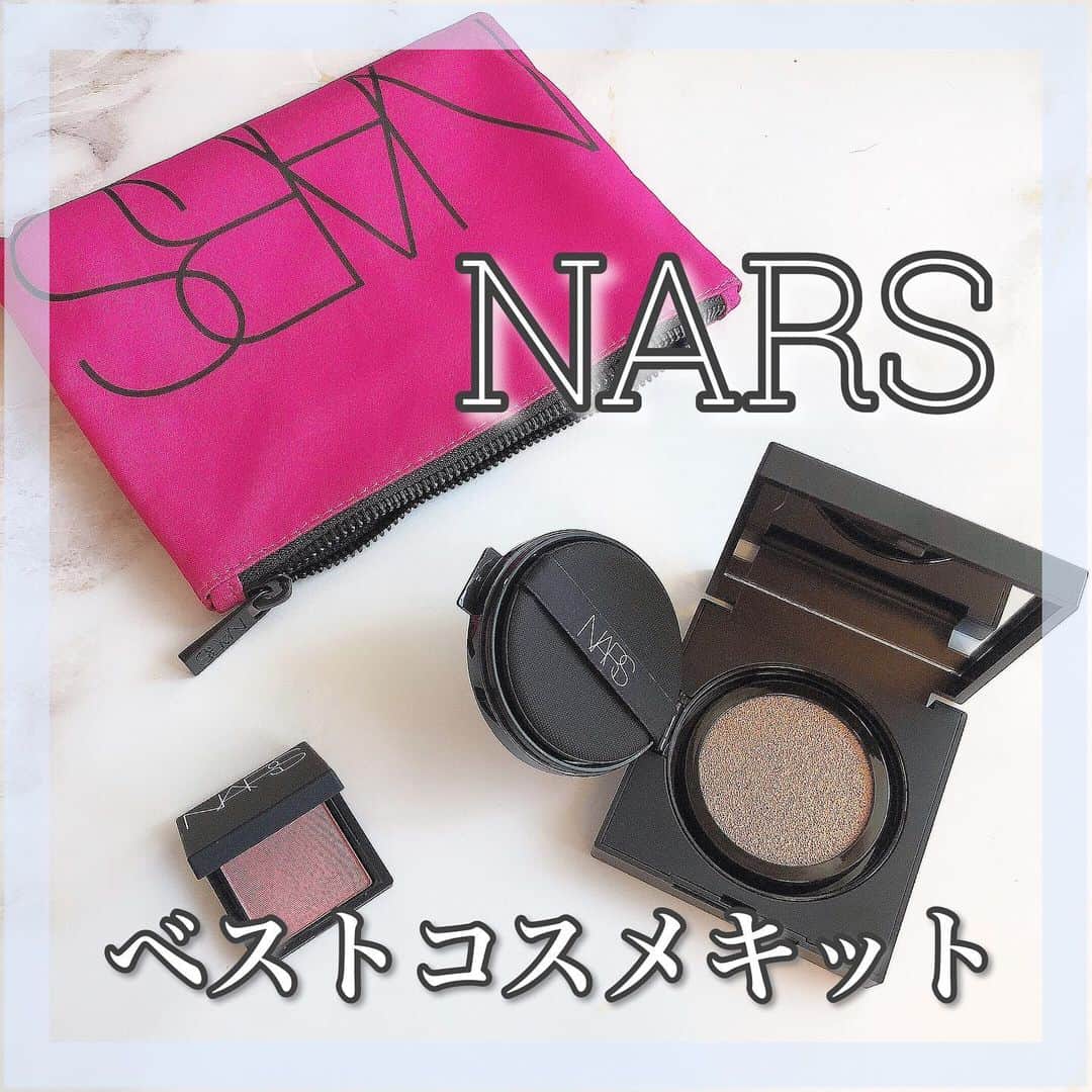 白岩まちこのインスタグラム：「≫≫💄... 𝘤𝘰𝘴𝘮𝘦 𝘳𝘦𝘷𝘪𝘦𝘸  ㅤㅤㅤㅤㅤㅤㅤㅤㅤㅤㅤㅤㅤ  クリスマスに向けてコスメ買い足してる子も多いと思うから、新しくGetしたNARSのベストコスメキットを 私なりにレビュー🥰💓 ㅤㅤㅤㅤㅤㅤㅤㅤㅤㅤㅤㅤㅤ ㅤㅤㅤㅤㅤㅤㅤㅤㅤㅤㅤㅤㅤ  気になってたけど、実際どうなの？って子の 参考になれば嬉しいなっ☺️✨ ㅤㅤㅤㅤㅤㅤㅤㅤㅤㅤㅤㅤㅤ ㅤㅤㅤㅤㅤㅤㅤㅤㅤㅤㅤㅤㅤ  ㅤㅤㅤㅤㅤㅤㅤㅤㅤㅤㅤㅤㅤ 💄 NARS ベストコスメキット　¥6,300 + tax  ㅤㅤㅤㅤㅤㅤㅤㅤㅤㅤㅤㅤㅤ クッションファンデーション チーク ポーチ  この3つがセットになったコスメキット💄 ㅤㅤㅤㅤㅤㅤㅤㅤㅤㅤㅤㅤㅤ ㅤㅤㅤㅤㅤㅤㅤㅤㅤㅤㅤㅤㅤ  ▼ ナチュラルラディアント ロングウェア クッションファンデーション ㅤㅤㅤㅤㅤㅤㅤㅤㅤㅤㅤㅤㅤ  カバー力はあるけど、重たく見えないクッションファンデ。 ツヤ感はあるけど、クッションファンデ特有の艶々ってよりかは、セミマット寄り。 ロングウェアってだけあって、クッションファンデの中でも崩れにくい◎  ㅤㅤㅤㅤㅤㅤㅤㅤㅤㅤㅤㅤㅤ ㅤㅤㅤㅤㅤㅤㅤㅤㅤㅤㅤㅤㅤ ㅤㅤㅤㅤㅤㅤㅤㅤㅤㅤㅤㅤㅤ ▼ ブラッシュ 4013N ㅤㅤㅤㅤㅤㅤㅤㅤㅤㅤㅤㅤㅤ  サーモンピンクに、うっすらゴールドのラメが 入っている肌なじみの良いチーク。 肌にのせるとサーモンピンクの上に うすーーーくゴールドの膜が張るようなチーク。 微粒子のパウダーなので、肌も綺麗に見える◎ㅤㅤㅤㅤㅤ ㅤㅤㅤㅤㅤㅤㅤㅤㅤㅤㅤㅤㅤㅤㅤㅤㅤ  ㅤㅤㅤㅤㅤㅤㅤㅤㅤㅤㅤㅤㅤ  ▼ NARS リップカラーポーチ  ㅤㅤㅤㅤㅤㅤㅤㅤㅤㅤㅤㅤㅤ ヴィヴィッドピンクのポーチは、マチはないものの、沢山コスメが入る◎ 持っててテンションが上がるカラーなのも◎ ㅤㅤㅤㅤㅤㅤㅤㅤㅤㅤㅤㅤㅤ ㅤㅤㅤㅤㅤㅤㅤㅤㅤㅤㅤㅤㅤ ㅤㅤㅤㅤㅤㅤㅤㅤㅤㅤㅤㅤㅤ ㅤㅤㅤㅤㅤㅤㅤㅤㅤㅤㅤㅤㅤ ㅤㅤㅤㅤㅤㅤㅤㅤㅤㅤㅤㅤㅤ 気になってたコスメとかあったかな🙈？？ ㅤㅤㅤㅤㅤㅤㅤㅤㅤㅤ ㅤㅤㅤㅤㅤㅤㅤㅤㅤㅤㅤㅤㅤ ㅤㅤㅤㅤㅤㅤㅤㅤㅤㅤㅤㅤㅤ ㅤㅤㅤㅤㅤㅤㅤㅤㅤㅤㅤㅤㅤ  NARSのアイテム、他にもGetしたから、 またレビューする😌🌿 　ㅤㅤㅤㅤㅤㅤㅤㅤㅤㅤㅤㅤㅤ ㅤㅤㅤㅤㅤㅤㅤㅤㅤㅤㅤㅤㅤ ㅤㅤㅤㅤㅤㅤㅤㅤㅤㅤㅤㅤㅤ ㅤㅤㅤㅤㅤㅤㅤㅤㅤㅤㅤㅤㅤ ㅤㅤㅤㅤㅤㅤㅤㅤㅤㅤㅤㅤㅤ ㅤㅤㅤㅤㅤㅤㅤㅤㅤㅤㅤㅤㅤ ㅤㅤㅤㅤㅤㅤㅤㅤㅤㅤㅤㅤㅤ ㅤㅤㅤㅤㅤㅤㅤㅤㅤㅤㅤㅤㅤ  #NARS#narscosmetics#ナーズ #NARS2020ホリデーコレクション #クッションファンデ#チーク #ナチュラルラディアントロングウェアクッションファンデーション #ブラッシュ#コスメ#cosme #コスメレポ#コスメレビュー#新作コスメ #コスメ部#コスメ紹介#コスメマニア #クリスマスコフレ#クリスマスコフレ2020 #時短メイク#ベースメイク #ツヤ肌メイク#メイク動画#メイク」