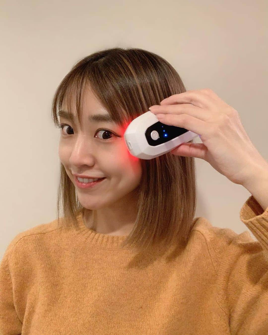 本橋優華のインスタグラム：「おうち時間にヘアケア☺︎ 今年はピンクにしたり色々髪色を変えたから。 とかすだけでサラサラなる、髪伸びるの早くなった気する。スカルプケアだから男性にも良いらしいからXmasプレゼントかな🎁 欲しい人🙌  #hair#haircare#beapro#ビープロ#スカルプケア#頭皮マッサージ#頭皮ケア#電動頭皮ブラシ#頭皮ブラシ#ヘアケア#PR」