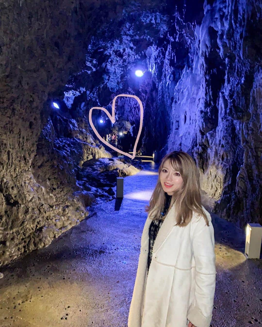 myumyuさんのインスタグラム写真 - (myumyuInstagram)「#日本三大鍾乳洞 #龍泉洞 青っ！！！めちゃくちゃな透明度！！！！ これでもかってくらい透き通ってて ため息が出るくらいまじできれい✨✨✨ 潜りたい🥺←  洞窟がハート型に見えるよってポイント🧡 うん、まあ。笑  最後のムービー、国の#天然記念物 に指定されてるんだけどめっちゃ怖かった！ しゃがまないと通れないところに コウモリがめっちゃ寝てるの🦇 こんなに間近でコウモリ見たの初めて！！ こわい〜って言いながら何回も通っちゃった😂🖤  #コウモリ#青の世界#青い地底湖 #透明度#透明度抜群#鍾乳石#鍾乳洞#岩手#岩手観光#岩手旅行#旅行#旅#旅行好き#旅行好き女子#旅好き#旅ログ#自然 #japan_of_insta#trip#travel#triplovers#travellover#nature#naturephotography#naturelovers#Limestone#Limestonecave」12月22日 21時34分 - myumyu_travel_bikini