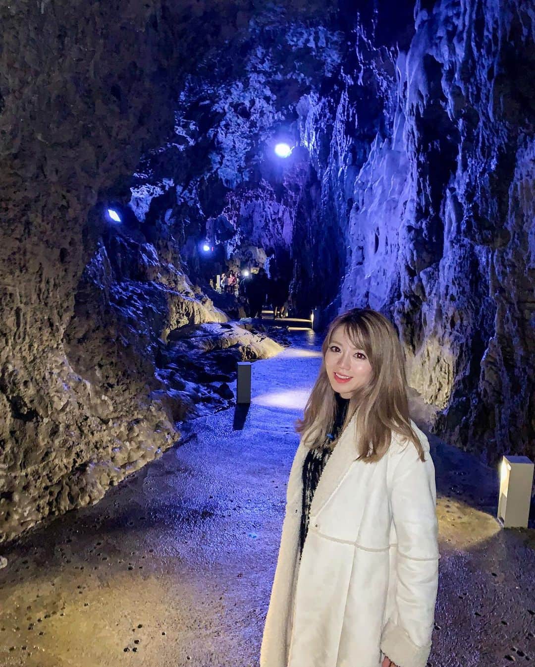 myumyuさんのインスタグラム写真 - (myumyuInstagram)「#日本三大鍾乳洞 #龍泉洞 青っ！！！めちゃくちゃな透明度！！！！ これでもかってくらい透き通ってて ため息が出るくらいまじできれい✨✨✨ 潜りたい🥺←  洞窟がハート型に見えるよってポイント🧡 うん、まあ。笑  最後のムービー、国の#天然記念物 に指定されてるんだけどめっちゃ怖かった！ しゃがまないと通れないところに コウモリがめっちゃ寝てるの🦇 こんなに間近でコウモリ見たの初めて！！ こわい〜って言いながら何回も通っちゃった😂🖤  #コウモリ#青の世界#青い地底湖 #透明度#透明度抜群#鍾乳石#鍾乳洞#岩手#岩手観光#岩手旅行#旅行#旅#旅行好き#旅行好き女子#旅好き#旅ログ#自然 #japan_of_insta#trip#travel#triplovers#travellover#nature#naturephotography#naturelovers#Limestone#Limestonecave」12月22日 21時34分 - myumyu_travel_bikini