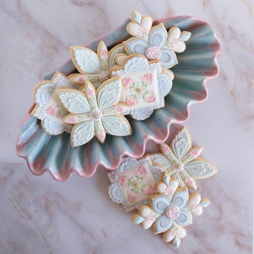 KUNIKAのインスタグラム：「My favorite shell plate and tile cookies with shabby chic colors ⛲️  #artofkunika」