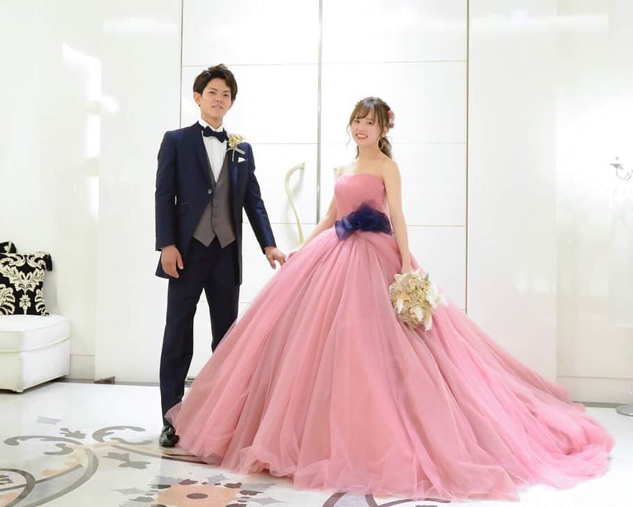 スマ婚/オフィシャルアカウントさんのインスタグラム写真 - (スマ婚/オフィシャルアカウントInstagram)「#スマ婚花嫁 さまのドレス紹介👗💕 SNSでもとっても人気な #ハツコエンドウ の#ソフィア 【Sophia】です💓  ふわっと広がるチュールがボリュームたっぷりで 動くたびに揺れてかわいいドレス☺  ボリューム感をぜひ見ていただきたいので ご披露宴会場での雰囲気が伝わるお写真を いくつかピックアップいたしました📸✨  スマ婚ではドレスをはじめ さまざまなウェディングアイテムが持ち込み料無料✨ 持ち込み料を気にせずに憧れのドレスが 着られちゃいます😉  #スマ婚花嫁 さまの着用ドレスや スマ婚提携ショップでのドレスにつきましては @smakon_official にてご紹介しております📢 プロフィールTOPのURL→HPまたは #スマ婚レポ にてご覧ください💡  #スマ婚 #結婚式 #プレ花嫁 #式場探し #プレ花嫁準備 #結婚式準備 #披露宴演出 #結婚式場選び #プレ花嫁さんと繋がりたい #全国の花嫁さんと繋がりたい #2020秋婚 #2020冬婚 #2021春婚 #2021夏婚 #2021秋婚 #関東花嫁 #東海花嫁 #関西花嫁 #スマ婚花嫁 #スマ婚レポ #卒花嫁レポ #結婚式準備レポ #卒花レポ #ピンクソフィア #ハツコエンドウソフィア #hatsukoendo #お色直し #カラードレス」12月22日 21時35分 - smakon_official