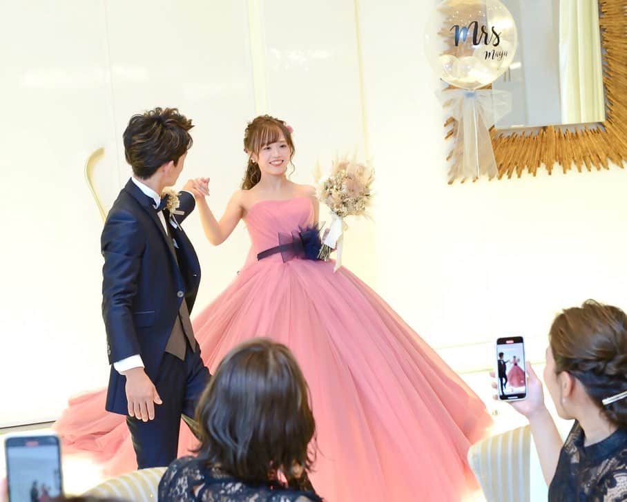 スマ婚/オフィシャルアカウントさんのインスタグラム写真 - (スマ婚/オフィシャルアカウントInstagram)「#スマ婚花嫁 さまのドレス紹介👗💕 SNSでもとっても人気な #ハツコエンドウ の#ソフィア 【Sophia】です💓  ふわっと広がるチュールがボリュームたっぷりで 動くたびに揺れてかわいいドレス☺  ボリューム感をぜひ見ていただきたいので ご披露宴会場での雰囲気が伝わるお写真を いくつかピックアップいたしました📸✨  スマ婚ではドレスをはじめ さまざまなウェディングアイテムが持ち込み料無料✨ 持ち込み料を気にせずに憧れのドレスが 着られちゃいます😉  #スマ婚花嫁 さまの着用ドレスや スマ婚提携ショップでのドレスにつきましては @smakon_official にてご紹介しております📢 プロフィールTOPのURL→HPまたは #スマ婚レポ にてご覧ください💡  #スマ婚 #結婚式 #プレ花嫁 #式場探し #プレ花嫁準備 #結婚式準備 #披露宴演出 #結婚式場選び #プレ花嫁さんと繋がりたい #全国の花嫁さんと繋がりたい #2020秋婚 #2020冬婚 #2021春婚 #2021夏婚 #2021秋婚 #関東花嫁 #東海花嫁 #関西花嫁 #スマ婚花嫁 #スマ婚レポ #卒花嫁レポ #結婚式準備レポ #卒花レポ #ピンクソフィア #ハツコエンドウソフィア #hatsukoendo #お色直し #カラードレス」12月22日 21時35分 - smakon_official