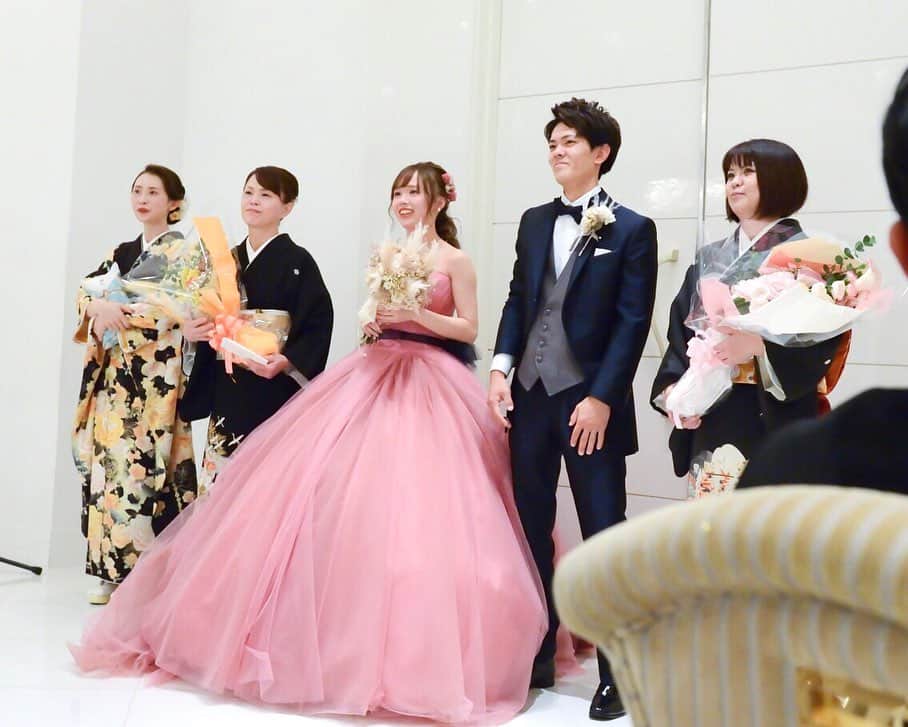 スマ婚/オフィシャルアカウントさんのインスタグラム写真 - (スマ婚/オフィシャルアカウントInstagram)「#スマ婚花嫁 さまのドレス紹介👗💕 SNSでもとっても人気な #ハツコエンドウ の#ソフィア 【Sophia】です💓  ふわっと広がるチュールがボリュームたっぷりで 動くたびに揺れてかわいいドレス☺  ボリューム感をぜひ見ていただきたいので ご披露宴会場での雰囲気が伝わるお写真を いくつかピックアップいたしました📸✨  スマ婚ではドレスをはじめ さまざまなウェディングアイテムが持ち込み料無料✨ 持ち込み料を気にせずに憧れのドレスが 着られちゃいます😉  #スマ婚花嫁 さまの着用ドレスや スマ婚提携ショップでのドレスにつきましては @smakon_official にてご紹介しております📢 プロフィールTOPのURL→HPまたは #スマ婚レポ にてご覧ください💡  #スマ婚 #結婚式 #プレ花嫁 #式場探し #プレ花嫁準備 #結婚式準備 #披露宴演出 #結婚式場選び #プレ花嫁さんと繋がりたい #全国の花嫁さんと繋がりたい #2020秋婚 #2020冬婚 #2021春婚 #2021夏婚 #2021秋婚 #関東花嫁 #東海花嫁 #関西花嫁 #スマ婚花嫁 #スマ婚レポ #卒花嫁レポ #結婚式準備レポ #卒花レポ #ピンクソフィア #ハツコエンドウソフィア #hatsukoendo #お色直し #カラードレス」12月22日 21時35分 - smakon_official