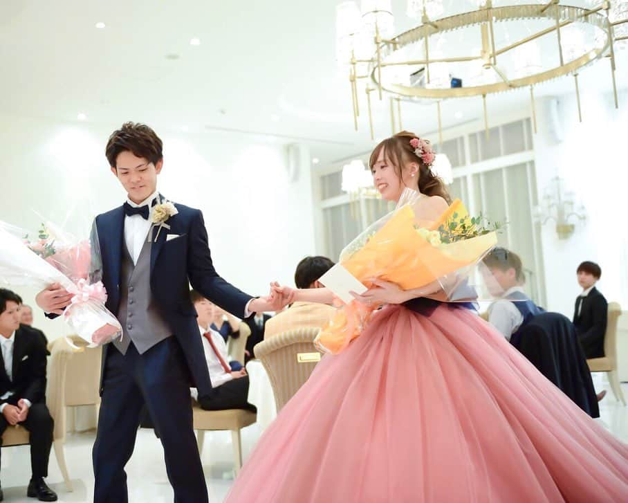 スマ婚/オフィシャルアカウントさんのインスタグラム写真 - (スマ婚/オフィシャルアカウントInstagram)「#スマ婚花嫁 さまのドレス紹介👗💕 SNSでもとっても人気な #ハツコエンドウ の#ソフィア 【Sophia】です💓  ふわっと広がるチュールがボリュームたっぷりで 動くたびに揺れてかわいいドレス☺  ボリューム感をぜひ見ていただきたいので ご披露宴会場での雰囲気が伝わるお写真を いくつかピックアップいたしました📸✨  スマ婚ではドレスをはじめ さまざまなウェディングアイテムが持ち込み料無料✨ 持ち込み料を気にせずに憧れのドレスが 着られちゃいます😉  #スマ婚花嫁 さまの着用ドレスや スマ婚提携ショップでのドレスにつきましては @smakon_official にてご紹介しております📢 プロフィールTOPのURL→HPまたは #スマ婚レポ にてご覧ください💡  #スマ婚 #結婚式 #プレ花嫁 #式場探し #プレ花嫁準備 #結婚式準備 #披露宴演出 #結婚式場選び #プレ花嫁さんと繋がりたい #全国の花嫁さんと繋がりたい #2020秋婚 #2020冬婚 #2021春婚 #2021夏婚 #2021秋婚 #関東花嫁 #東海花嫁 #関西花嫁 #スマ婚花嫁 #スマ婚レポ #卒花嫁レポ #結婚式準備レポ #卒花レポ #ピンクソフィア #ハツコエンドウソフィア #hatsukoendo #お色直し #カラードレス」12月22日 21時35分 - smakon_official