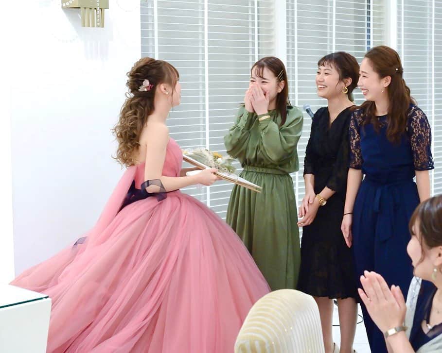 スマ婚/オフィシャルアカウントさんのインスタグラム写真 - (スマ婚/オフィシャルアカウントInstagram)「#スマ婚花嫁 さまのドレス紹介👗💕 SNSでもとっても人気な #ハツコエンドウ の#ソフィア 【Sophia】です💓  ふわっと広がるチュールがボリュームたっぷりで 動くたびに揺れてかわいいドレス☺  ボリューム感をぜひ見ていただきたいので ご披露宴会場での雰囲気が伝わるお写真を いくつかピックアップいたしました📸✨  スマ婚ではドレスをはじめ さまざまなウェディングアイテムが持ち込み料無料✨ 持ち込み料を気にせずに憧れのドレスが 着られちゃいます😉  #スマ婚花嫁 さまの着用ドレスや スマ婚提携ショップでのドレスにつきましては @smakon_official にてご紹介しております📢 プロフィールTOPのURL→HPまたは #スマ婚レポ にてご覧ください💡  #スマ婚 #結婚式 #プレ花嫁 #式場探し #プレ花嫁準備 #結婚式準備 #披露宴演出 #結婚式場選び #プレ花嫁さんと繋がりたい #全国の花嫁さんと繋がりたい #2020秋婚 #2020冬婚 #2021春婚 #2021夏婚 #2021秋婚 #関東花嫁 #東海花嫁 #関西花嫁 #スマ婚花嫁 #スマ婚レポ #卒花嫁レポ #結婚式準備レポ #卒花レポ #ピンクソフィア #ハツコエンドウソフィア #hatsukoendo #お色直し #カラードレス」12月22日 21時35分 - smakon_official