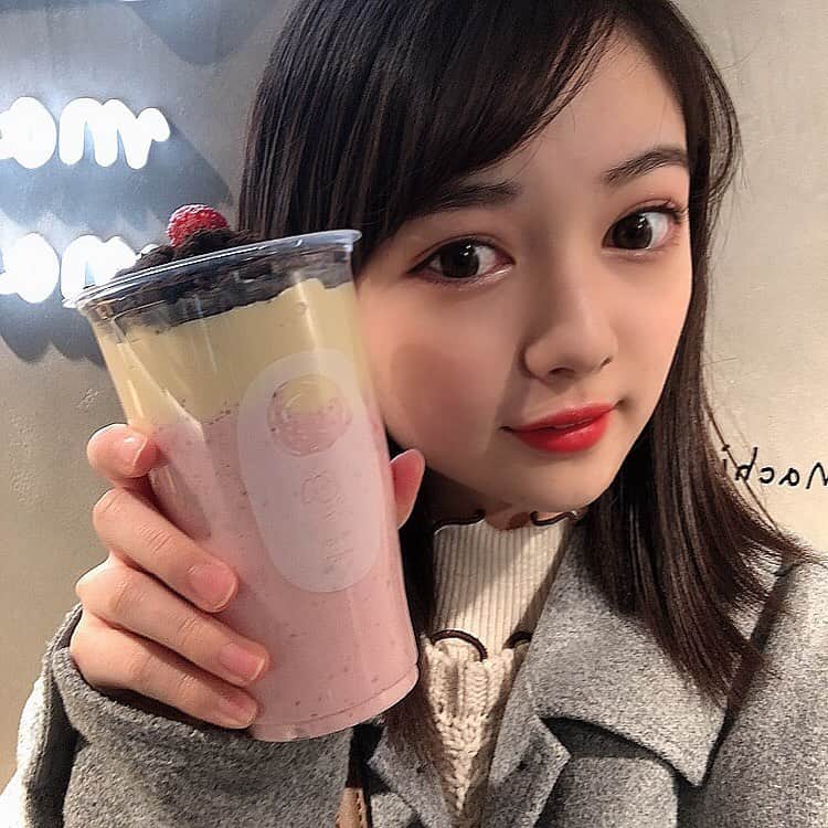 菅井純愛さんのインスタグラム写真 - (菅井純愛Instagram)「おいしかったー🍓 いちごミルクとオレオクッキーが最高(*｀ω´)b  最近、前髪のばし中です！ 大人っぽく見えるかな…… #おしゃれカフェ  #いちごミルク  #machicafe  #買い物途中の休憩」12月22日 21時36分 - aria_sugai