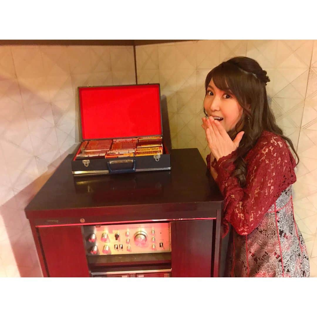 おかゆさんのインスタグラム写真 - (おかゆInstagram)「🎼💐🐶🌟❤️🌈 . 先ほどBSテレ東、BSテレ東4Kで放送でした 「BS演歌の花道」 ご覧くださいました視聴者の皆様、 大先輩の小林旭さん、大月みやこさん、 お世話になりました温かいスタッフの皆様 本当に…ありがとうございました！🥰 . なんと…私おかゆ、銀幕のスター🌟 マイト・ガイ小林旭さんと 共演させて頂くという 夢のような貴重な機会を頂きました…😭✨ . 大先輩の前での演技、歌唱… 大緊張で本番前も、本番も心臓がバクバクでしたが インディーズの頃からお世話になっている 憧れの伝説の番組「演歌の花道」で 大変光栄な機会を頂き、 温かい大先輩とご一緒出来て 心から感謝の想いでいっぱいです✨ 天国の母に、また一つ親孝行が出来ました😢 . 今回初挑戦となった喜納昌吉さんの名曲「花」 ♪〜泣きなさい 笑いなさい… と、何度もこの曲に励まされました。 私も、いつの日かこの音楽の世界で 自分にしか咲かせられない 特別な花を見つけられるよう、 その花が誰かの癒しや心に寄り添えるよう 探し求める歩みを続けていきたいと想います💐 . いつも応援下さる皆様、支えて下さる皆様 本当に…ありがとうございます🙏🏻❤️ . ステキに着せて頂いた衣装の詳細も タグ付けしていますが、 また詳しくアップしていきます😘📸 . 「演歌の花道」といったら…❣️ 細部まで拘り抜かれた超リアルなセット！✨ ８トラの上には小林旭さんをはじめ 大先輩方の激レアなカセットの数々🤩 大・大・大興奮でした🤩🌈 . #小林旭 さん #マイトガイ #銀幕スター #演歌の花道 #BS演歌の花道 #BSテレ東 #BSテレ東4K #テレビ東京六本木スタジオ #夢のよう #喜納昌吉 さん #花」12月22日 21時40分 - okayu_dayu