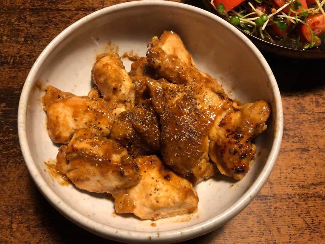 職人.comさんのインスタグラム写真 - (職人.comInstagram)「今日は鶏むね肉の西京焼きです。ビールに合いますね。そうそう、欧米では何とむね肉のほうが高いそうです。どちらも大好きですが、これを聞いた時常識を覆されてびっくりしました。安く手に入る日本はラッキーですね。ありがたく頂きたいと思います。逆に欧米ではもも肉をより楽しみます（笑）。 @shokunincom  #職人ドットコム #京都市 #キッチン用品 #調理道具 #料理道具 #台所道具 #手仕事 #暮らしの道具 #暮らしを楽しむ #工芸品 #民芸 #民藝 #器のある暮らし #焼き物 #西京焼 #西京焼き #むね肉 #鶏むね肉 #青龍窯 #安比塗 #安比塗漆器工房 #平清水焼 #鶏胸肉 #鶏ムネ肉」12月22日 21時42分 - shokunincom