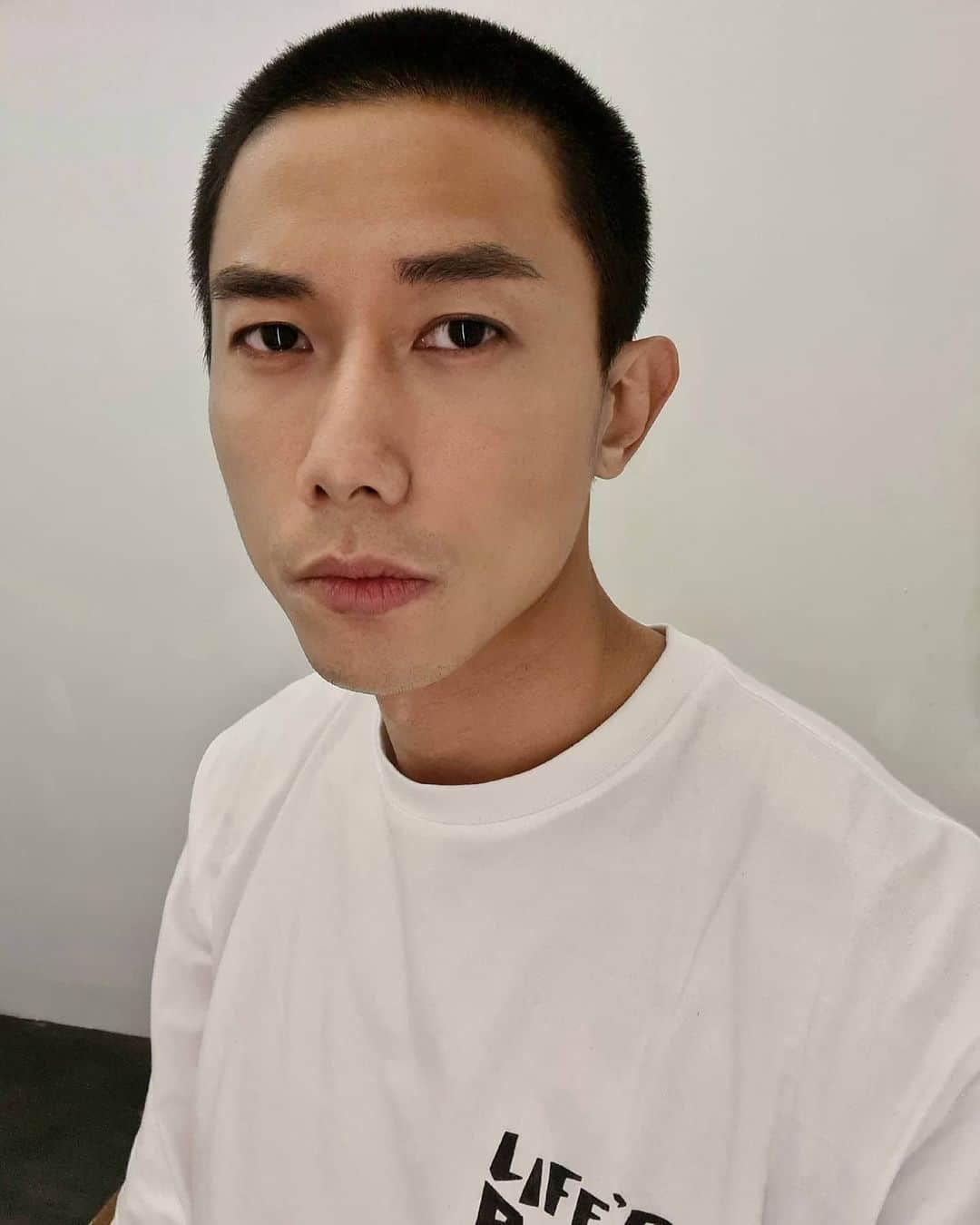 デスモンド・タンのインスタグラム：「New role, new look. 你好,我是 #笨鸡 🐣  #KeyWitness #关键证人 #陈志明  ✂️: Thank you @ryan_yap for bearing with me to achieve this raw botak look.」