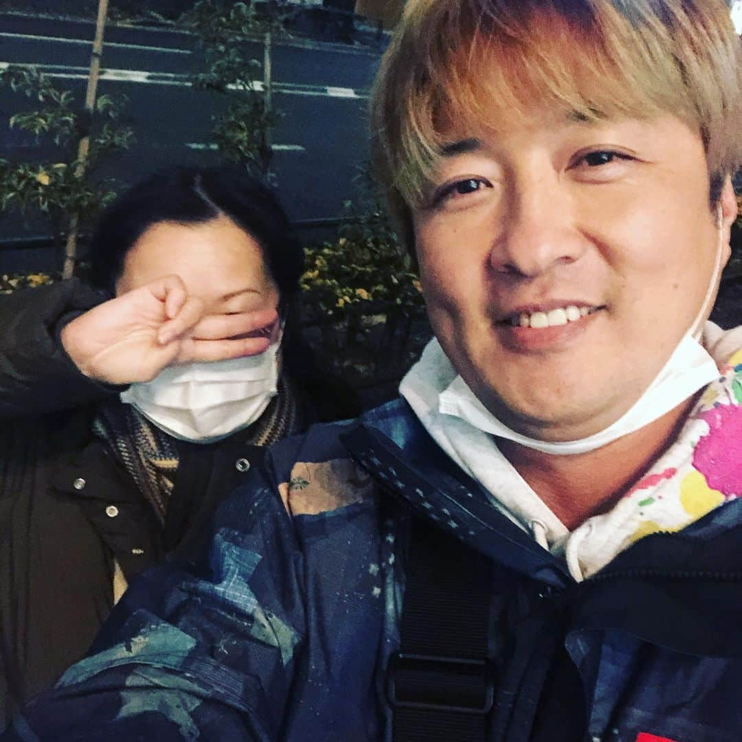 酒井一圭さんのインスタグラム写真 - (酒井一圭Instagram)「インスタライブを終えて歩き出したら、トントン。  振り返るとファンのお方、ちょうど近くにいたらしく高島屋辺りかな？と来てみたらリーダーホントにいた！的な😁  見つかっちゃった記念にパチリ。風俗嬢みたいに顔隠してとお願いしたら、自然にきっちり出来てたのできっと彼女は風俗嬢なんだと思います♨️  インスタすげ〜。では🐸」12月22日 21時43分 - sakaikazuyoshi