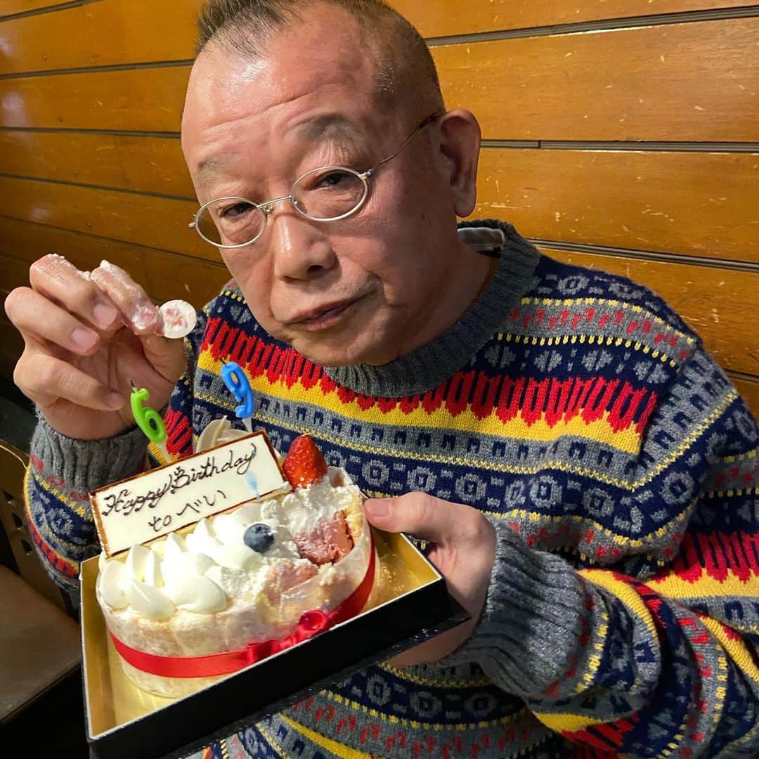 笑福亭鶴瓶さんのインスタグラム写真 - (笑福亭鶴瓶Instagram)「中居がケーキをくれました。69歳の日、仰天の終わりに金寿司にて。」12月22日 21時44分 - shofukuteitsurube