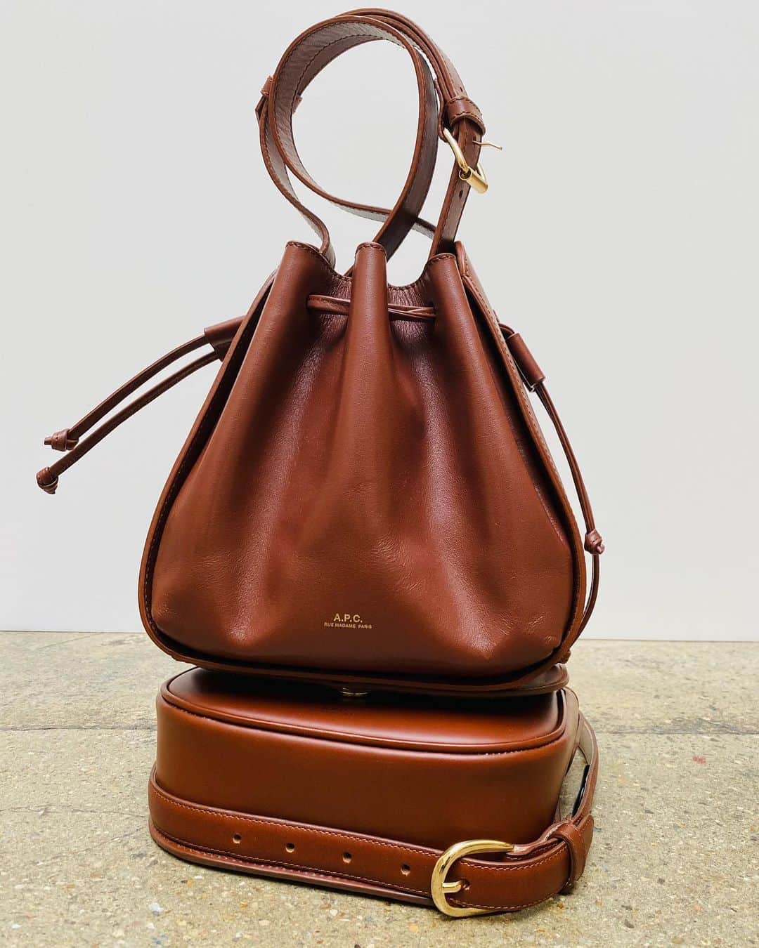アーペーセーのインスタグラム：「A.P.C. Accessories F/W20 ⠀ ⠀ Bucket shaped Courtney bag available in 2 sizes, black and nut brown. ⠀ ⠀ Suzanne Koller, renowned stylist and A.P.C.'s long time friend and collaborator who selected and shot some of our F/W20 collection at our headquarter in Paris. ⠀ ⠀ Available in stores and at apc.fr⠀ ⠀ Creative direction & Photography: @suzannekoller ⠀ ⠀ #APC #APCaccessories #APCbag #Courtneybag #APCFW20」