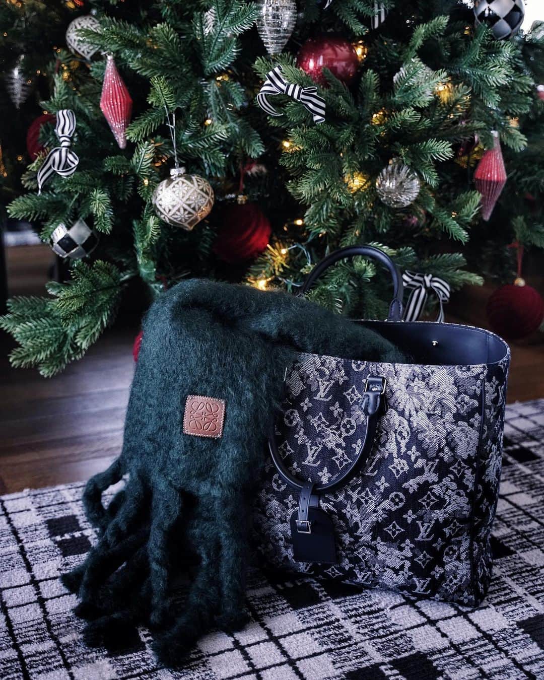 Christoffer Chengのインスタグラム：「Have you got your wish items ready under your Christmas tree? 🎄🎄🎄」
