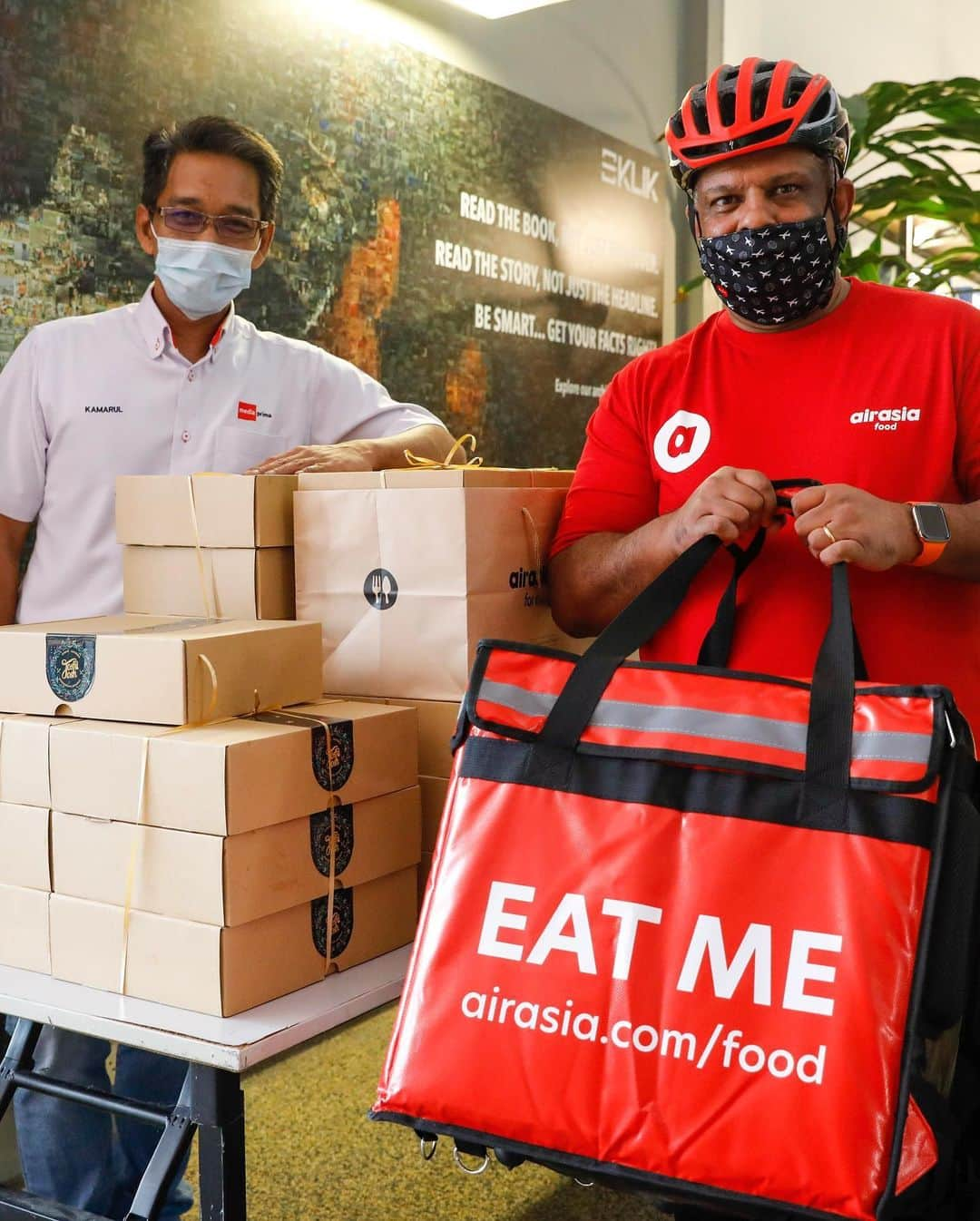 エアアジアさんのインスタグラム写真 - (エアアジアInstagram)「Look who’s in town delivering food and painting the city red today! Ho Ho Ho! 🚲🎅🏼🍱  Never seen before footage: our CEO @tonyfernandes seen delivering hot lunches at NSTP and Sri Pentas.  Order now at airasia.com and you might just be the lucky one to meet Santa Tony tomorrow!  #airasiafood #airasiaForEveryone」12月22日 21時50分 - airasiasuperapp