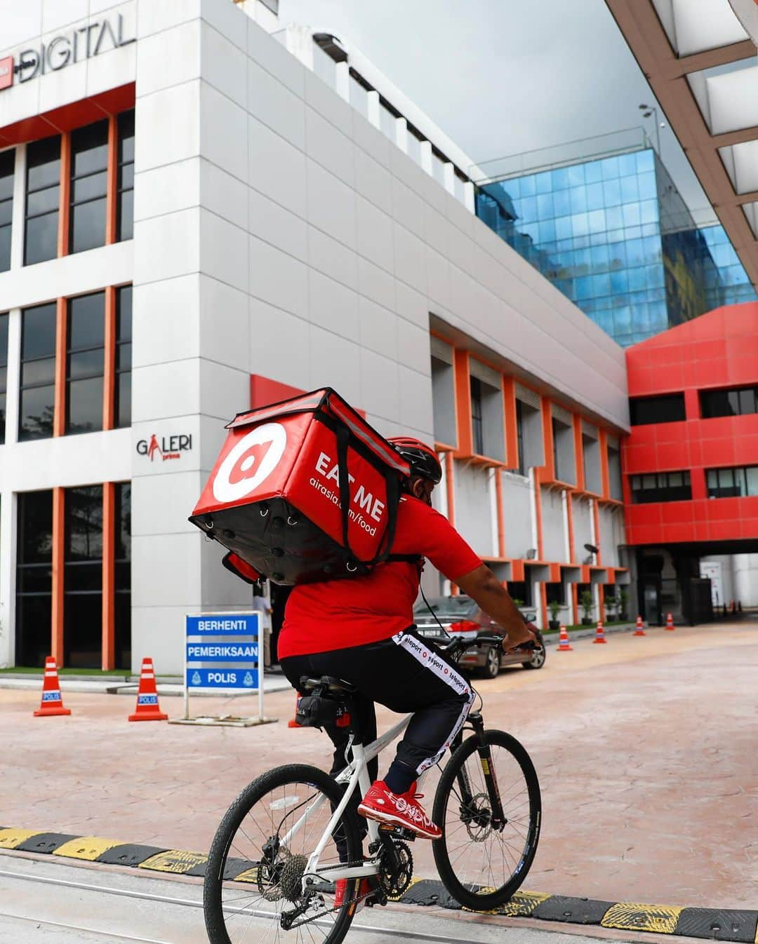 エアアジアさんのインスタグラム写真 - (エアアジアInstagram)「Look who’s in town delivering food and painting the city red today! Ho Ho Ho! 🚲🎅🏼🍱  Never seen before footage: our CEO @tonyfernandes seen delivering hot lunches at NSTP and Sri Pentas.  Order now at airasia.com and you might just be the lucky one to meet Santa Tony tomorrow!  #airasiafood #airasiaForEveryone」12月22日 21時50分 - airasiasuperapp