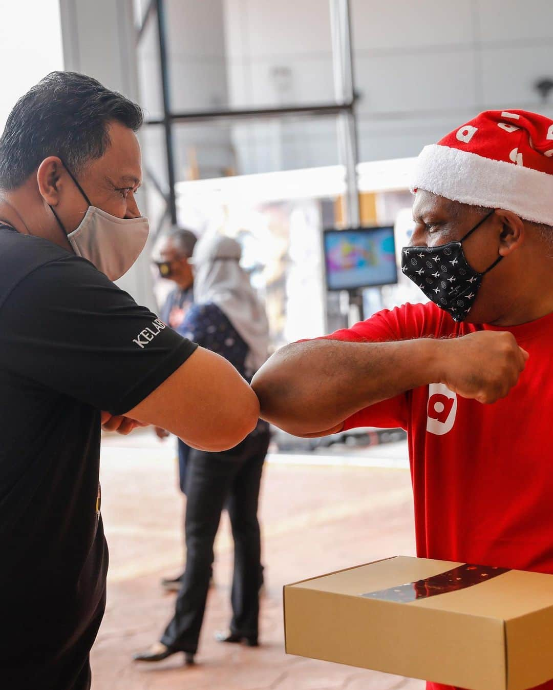 エアアジアさんのインスタグラム写真 - (エアアジアInstagram)「Look who’s in town delivering food and painting the city red today! Ho Ho Ho! 🚲🎅🏼🍱  Never seen before footage: our CEO @tonyfernandes seen delivering hot lunches at NSTP and Sri Pentas.  Order now at airasia.com and you might just be the lucky one to meet Santa Tony tomorrow!  #airasiafood #airasiaForEveryone」12月22日 21時50分 - airasiasuperapp