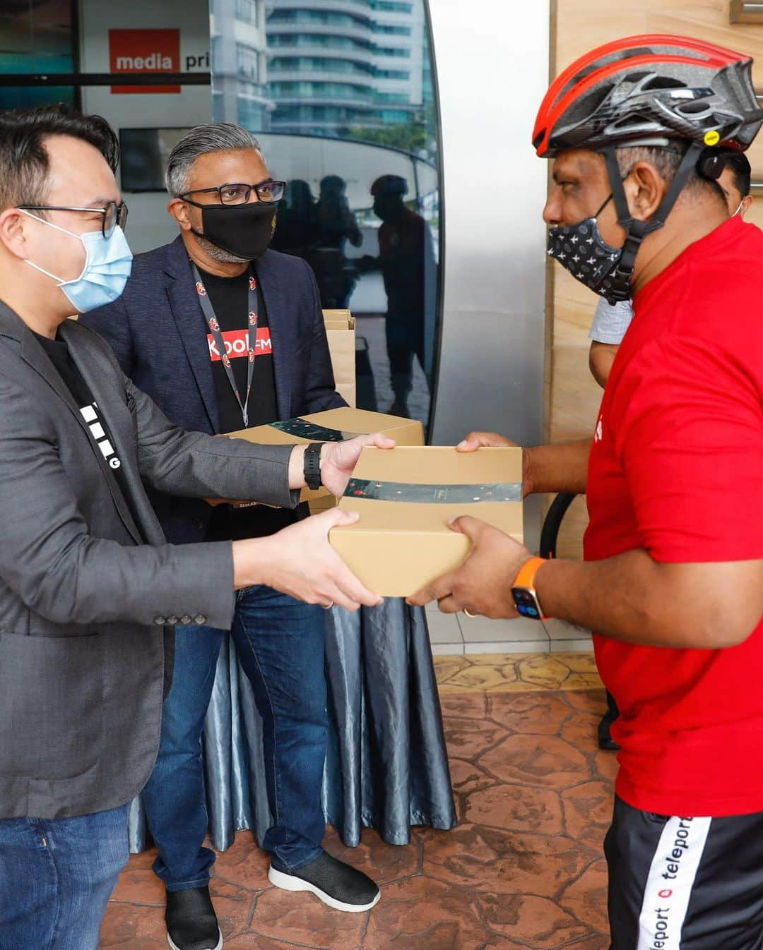 エアアジアさんのインスタグラム写真 - (エアアジアInstagram)「Look who’s in town delivering food and painting the city red today! Ho Ho Ho! 🚲🎅🏼🍱  Never seen before footage: our CEO @tonyfernandes seen delivering hot lunches at NSTP and Sri Pentas.  Order now at airasia.com and you might just be the lucky one to meet Santa Tony tomorrow!  #airasiafood #airasiaForEveryone」12月22日 21時50分 - airasiasuperapp