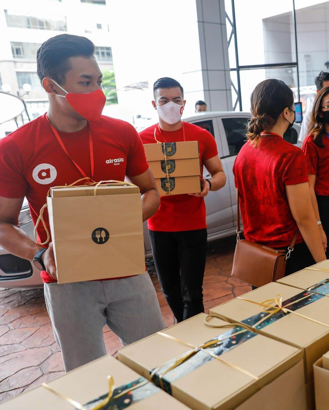 エアアジアさんのインスタグラム写真 - (エアアジアInstagram)「Look who’s in town delivering food and painting the city red today! Ho Ho Ho! 🚲🎅🏼🍱  Never seen before footage: our CEO @tonyfernandes seen delivering hot lunches at NSTP and Sri Pentas.  Order now at airasia.com and you might just be the lucky one to meet Santa Tony tomorrow!  #airasiafood #airasiaForEveryone」12月22日 21時50分 - airasiasuperapp