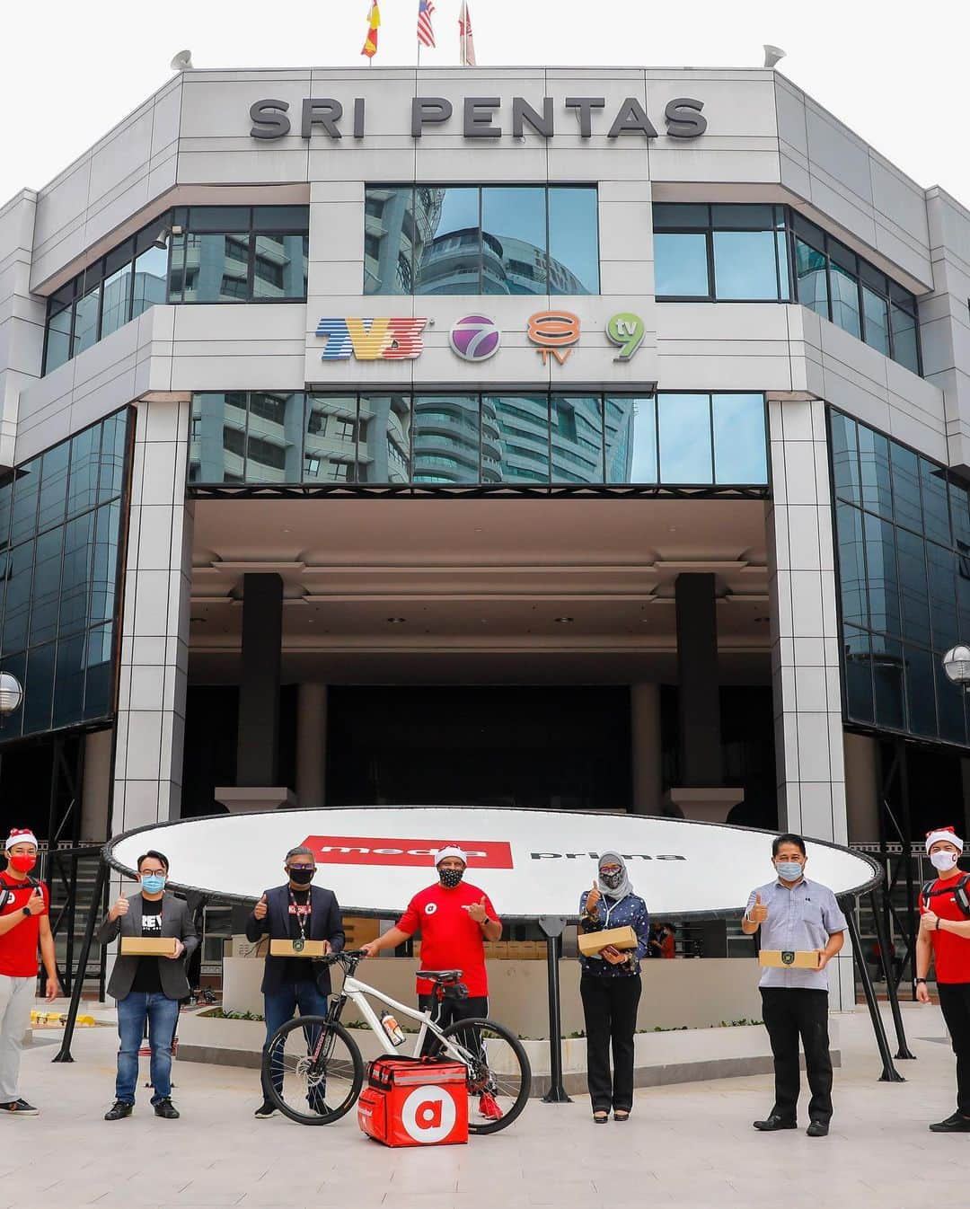 エアアジアさんのインスタグラム写真 - (エアアジアInstagram)「Look who’s in town delivering food and painting the city red today! Ho Ho Ho! 🚲🎅🏼🍱  Never seen before footage: our CEO @tonyfernandes seen delivering hot lunches at NSTP and Sri Pentas.  Order now at airasia.com and you might just be the lucky one to meet Santa Tony tomorrow!  #airasiafood #airasiaForEveryone」12月22日 21時50分 - airasiasuperapp